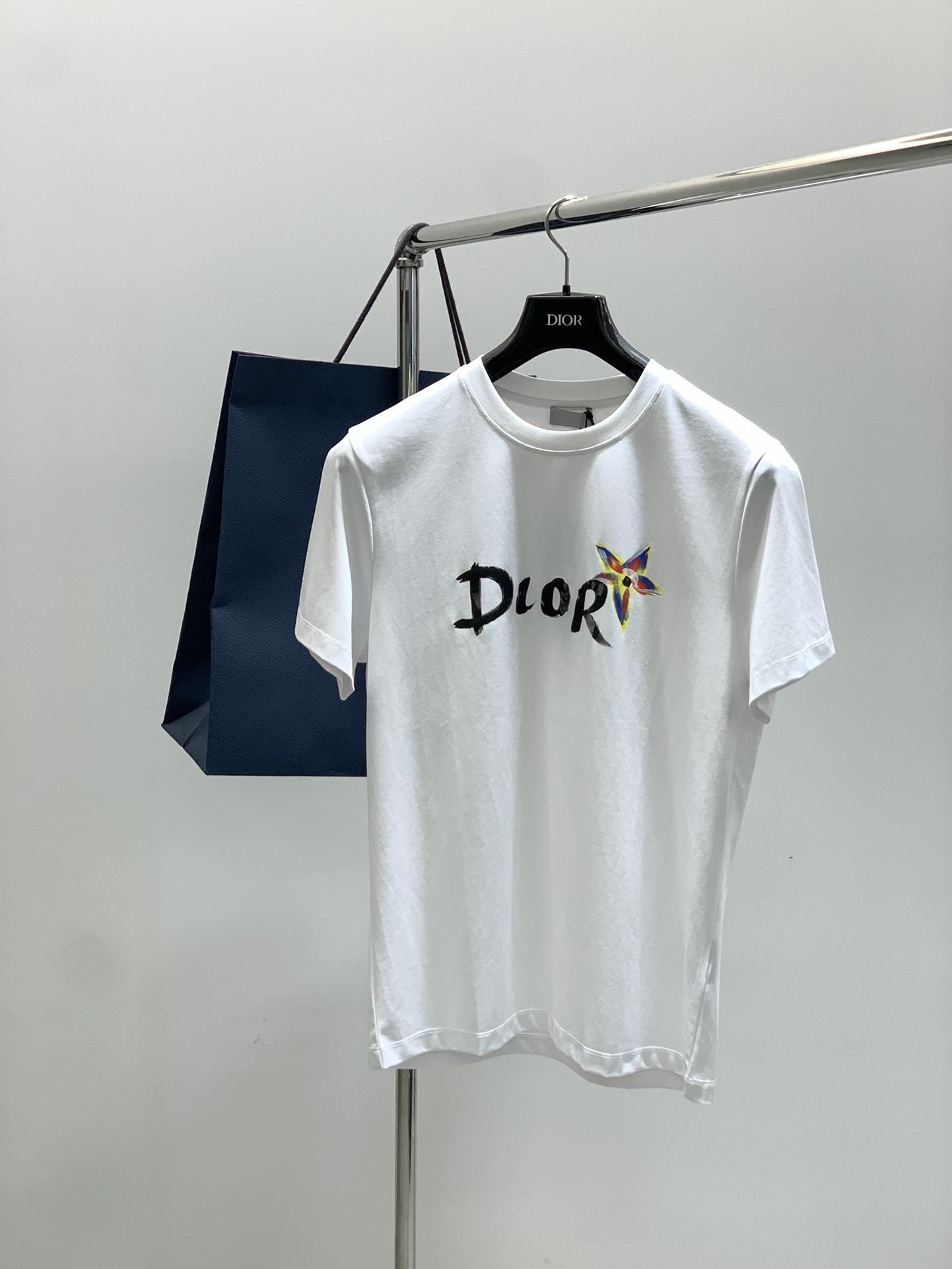 NO:505267,,Dior Dior, 2025 summer new product, available at the same time for counters, simple and fashionable casual round neck short-sleeved T-shirt, original imported fabric, comfortable and breathable, top-grade printing craft letter pattern logo, extremely high-end, unique design, fashionable and handsome on the upper body!  2 colors recommended, code number M-3XL, dior, dior, T-shirt, tees, t-shirt, alexander wang19860909,Dior 迪奥, 2025夏季新品,专柜同步有售,简约时尚休闲圆领短袖T恤,原版进口面料,舒适透气,顶级印花工艺字母图案logo,档次极高,独特设计,上身时尚帅气！2色推荐,码数M-3XL,,dior,dior,T-shirt,tees，t-shirt,alexander wang,Men's clothing