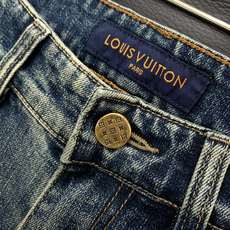 ,LouisVuitton 路易威登,2026秋季最新款,专柜同步有售,原单狠货,时尚休闲牛仔裤,上身很有特点!吸睛而有 ,LouisVuitton 路易威登,2026秋季最新款,专柜同步有售,原单狠货,时尚休闲牛仔裤,上身很有特点!吸睛而有