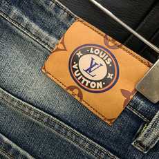,LouisVuitton 路易威登,2026秋季最新款,专柜同步有售,原单狠货,时尚休闲牛仔裤,上身很有特点!吸睛而有 ,LouisVuitton 路易威登,2026秋季最新款,专柜同步有售,原单狠货,时尚休闲牛仔裤,上身很有特点!吸睛而有