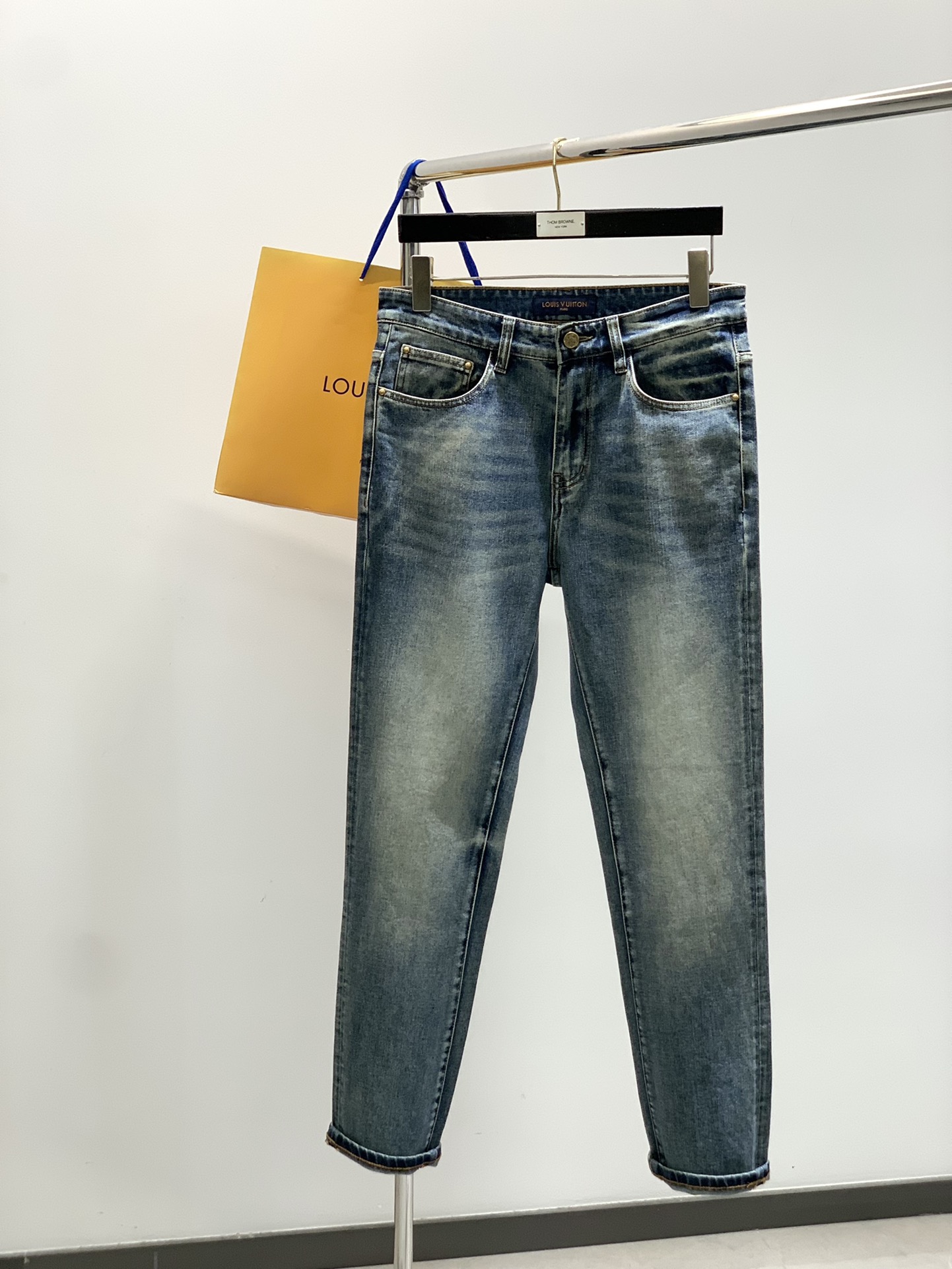 ，LouisVuitton 路易威登，2026秋季最新款，专柜同步有售，原单狠货，时尚休闲牛仔裤，上身很有特点！吸睛而有
