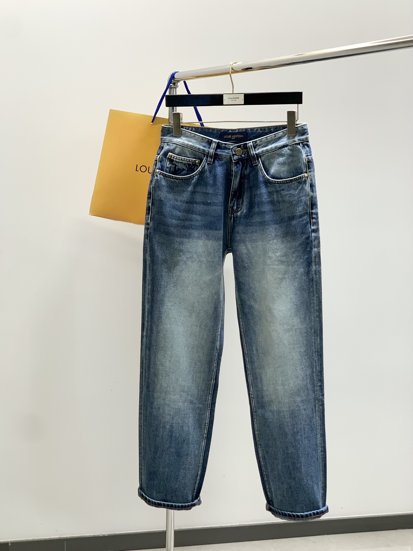 ，LouisVuitton 路易威登，2026秋季最新款，专柜同步有售，原单狠货，时尚休闲牛仔裤，上身很有特点！吸睛而有