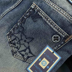 ,LouisVuitton 路易威登,2026秋季最新款,专柜同步有售,原单狠货,时尚休闲牛仔裤,上身很有特点!吸睛而有 ,LouisVuitton 路易威登,2026秋季最新款,专柜同步有售,原单狠货,时尚休闲牛仔裤,上身很有特点!吸睛而有