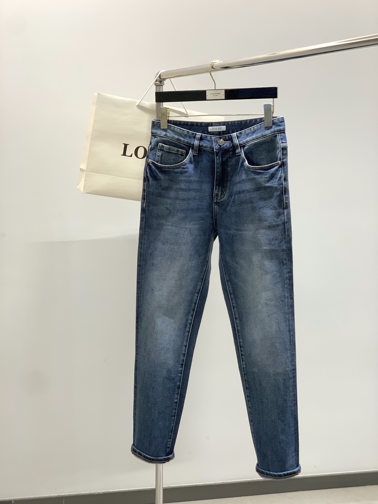 “Loewe P540 Autumn 2025 Collection: Unique Water-Washed Jeans with Alphabets Logo and Hardware Decorations” - 图片 1