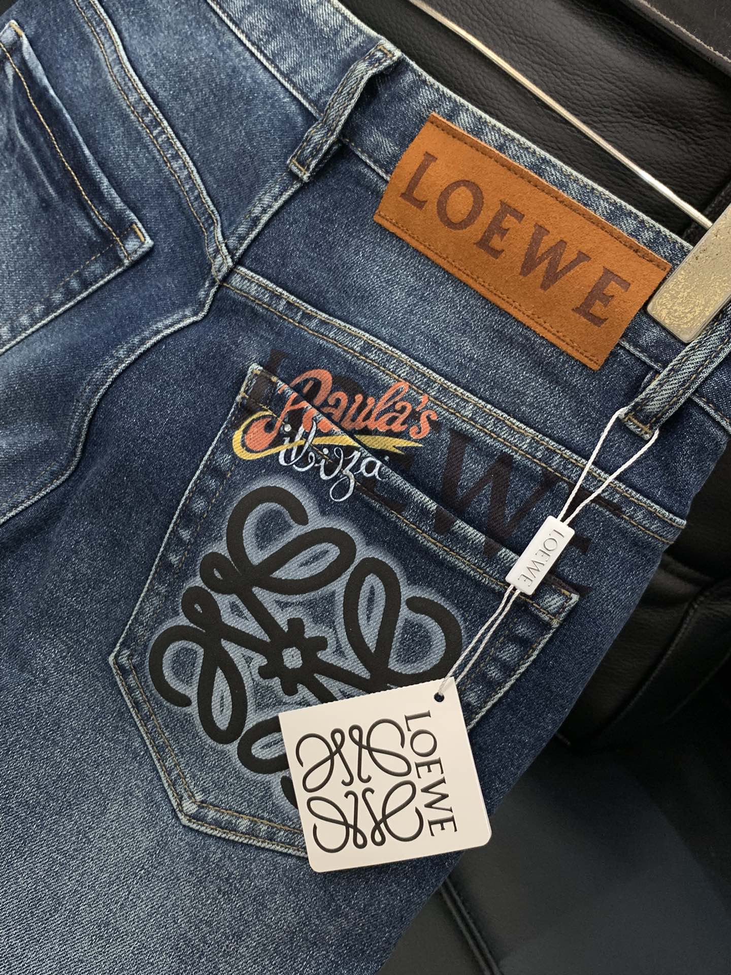 “Loewe P540 Autumn 2025 Collection: Unique Water-Washed Jeans with Alphabets Logo and Hardware Decorations” - 图片 7