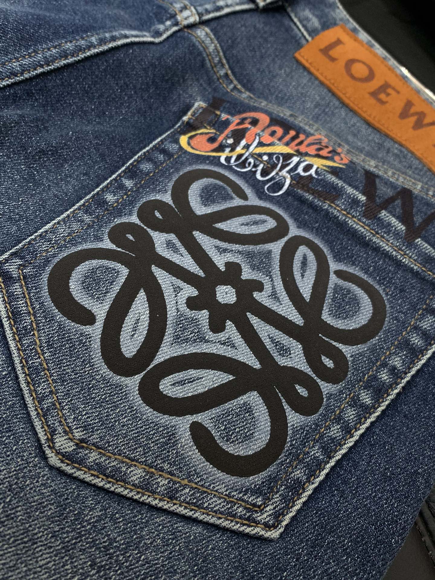 “Loewe P540 Autumn 2025 Collection: Unique Water-Washed Jeans with Alphabets Logo and Hardware Decorations” - 图片 9