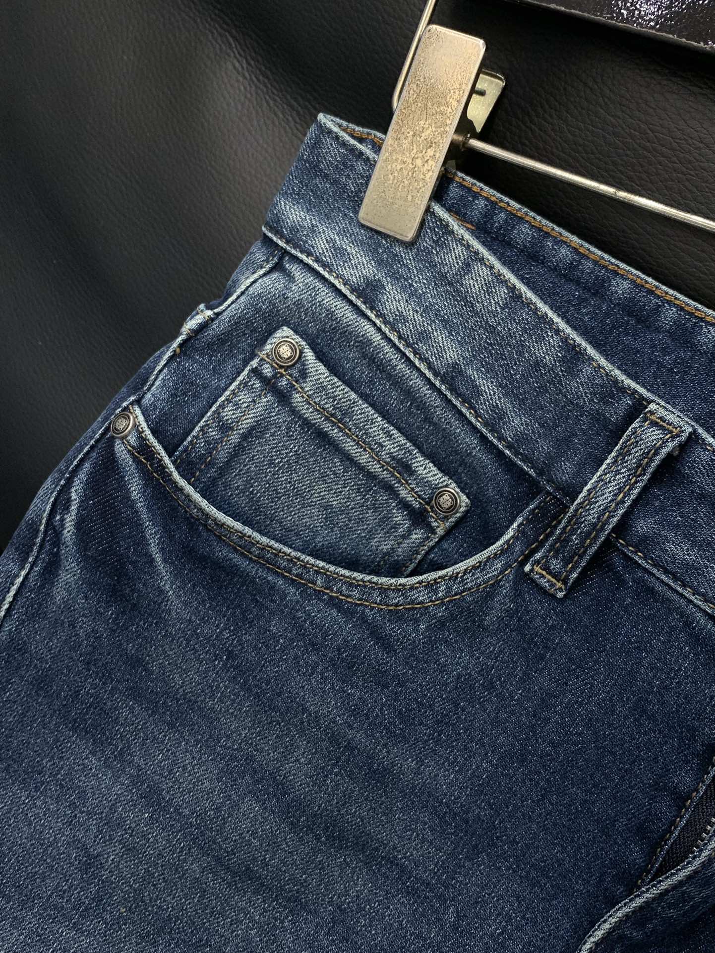 “Loewe P540 Autumn 2025 Collection: Unique Water-Washed Jeans with Alphabets Logo and Hardware Decorations” - 图片 4