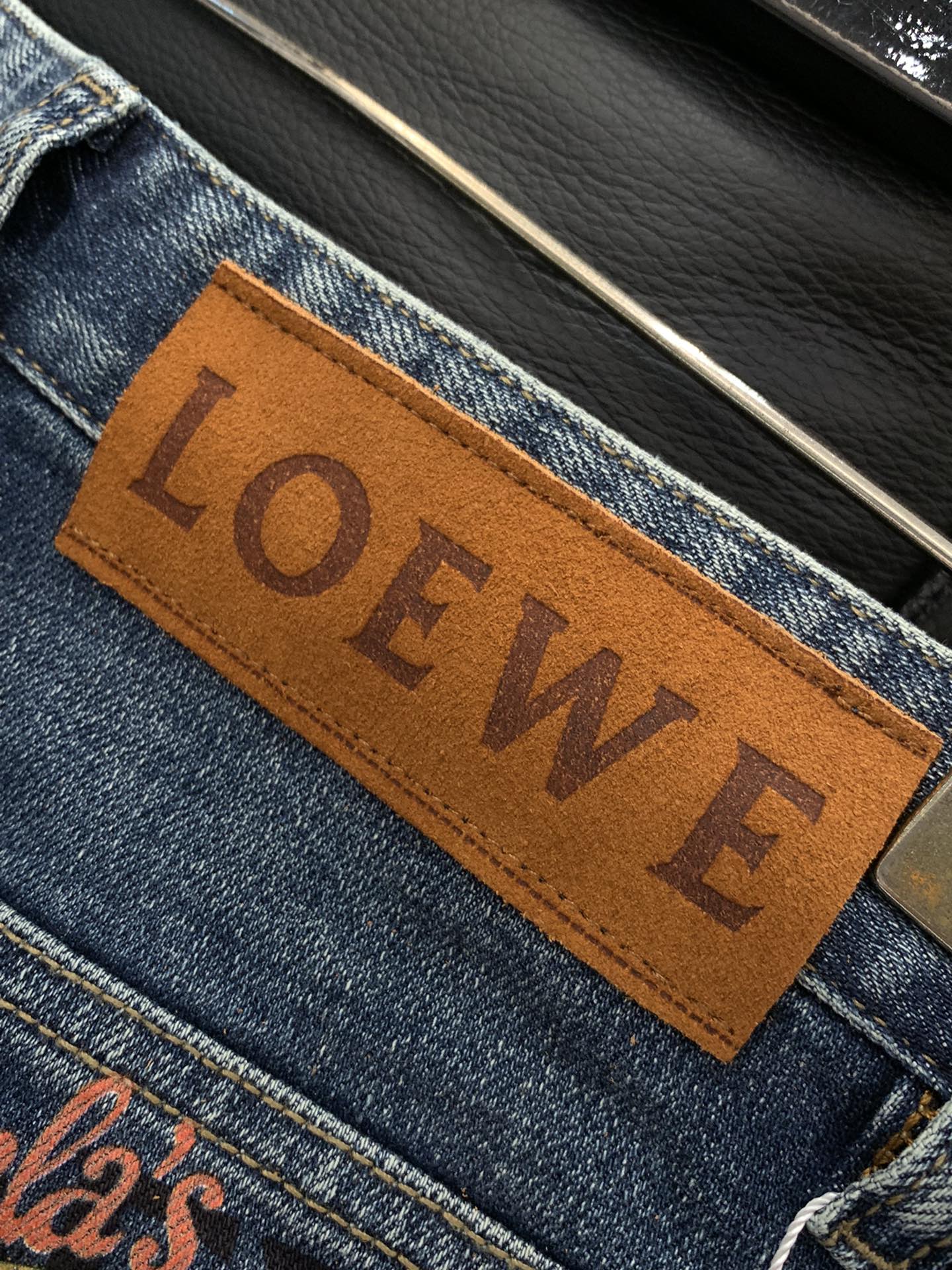 “Loewe P540 Autumn 2025 Collection: Unique Water-Washed Jeans with Alphabets Logo and Hardware Decorations” - 图片 8