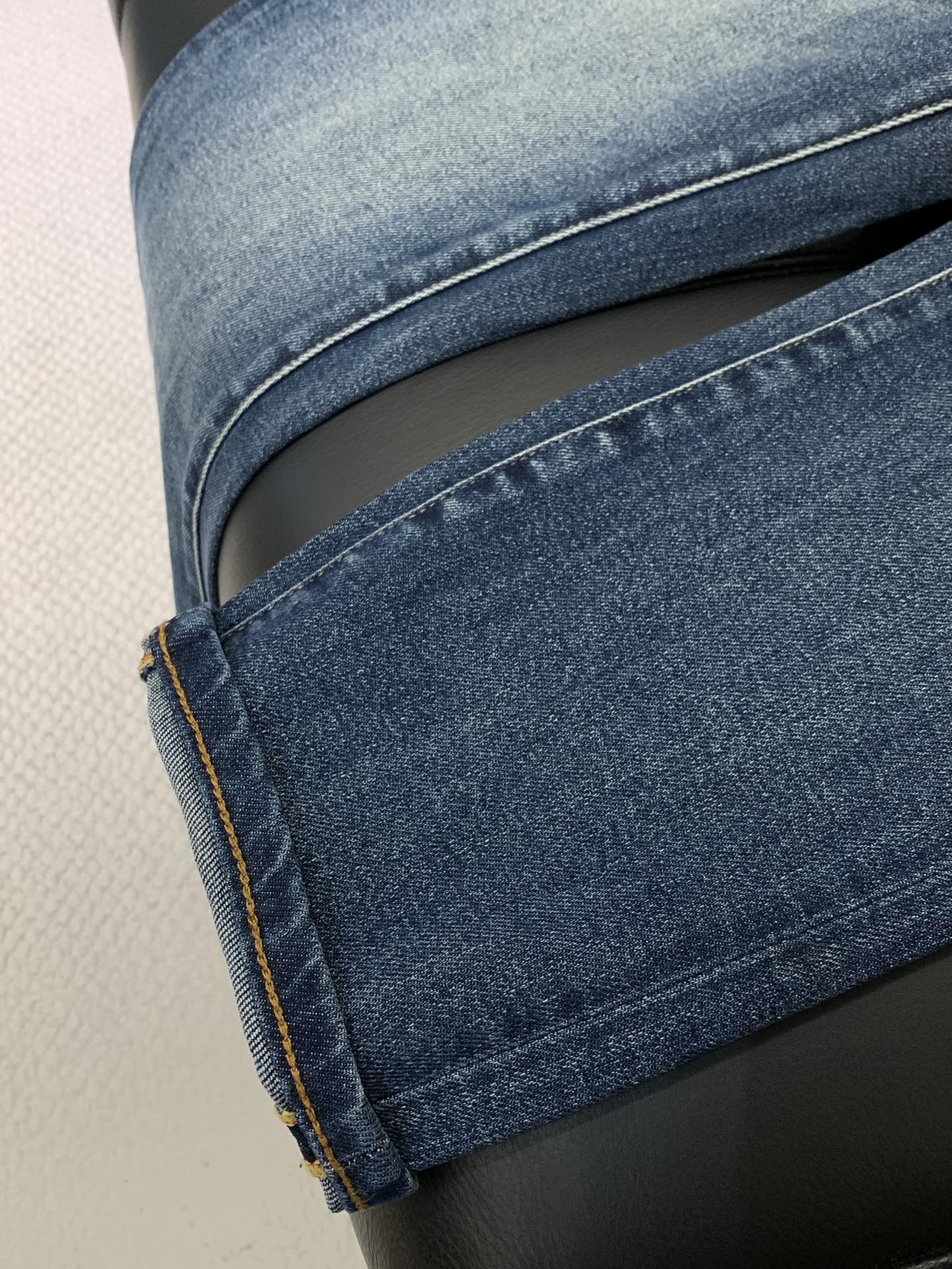 “Loewe P540 Autumn 2025 Collection: Unique Water-Washed Jeans with Alphabets Logo and Hardware Decorations” - 图片 6