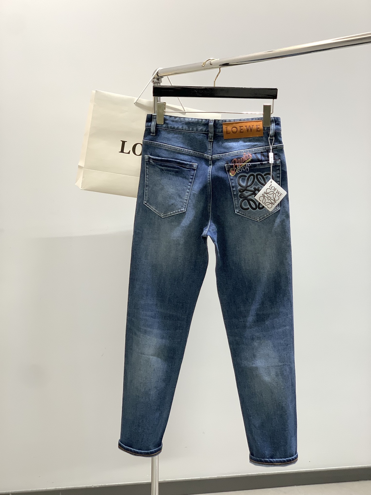 “Loewe P540 Autumn 2025 Collection: Unique Water-Washed Jeans with Alphabets Logo and Hardware Decorations” - 图片 2
