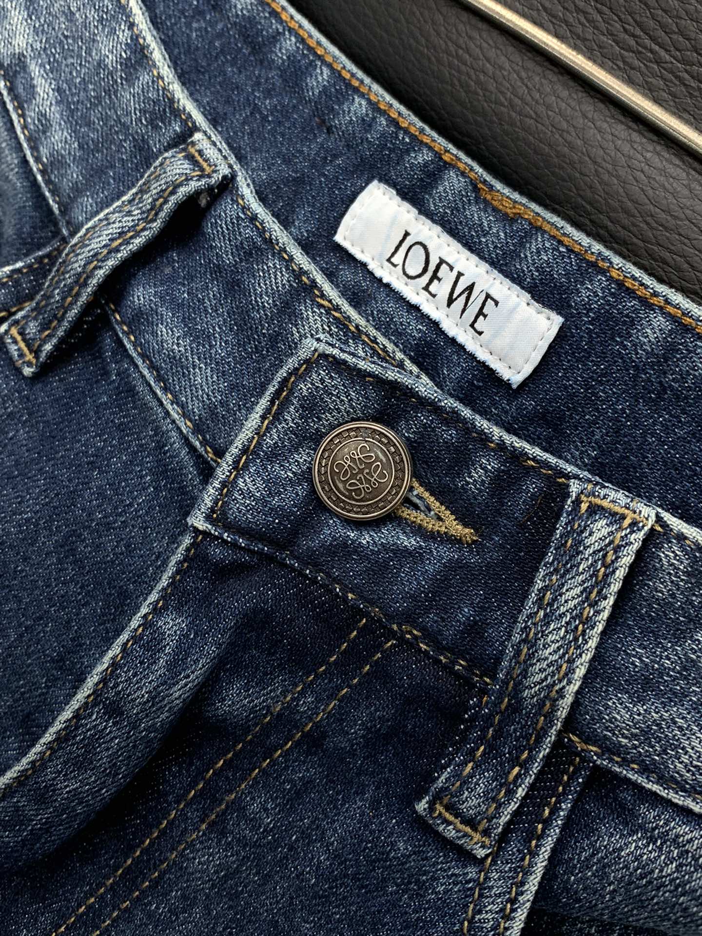 “Loewe P540 Autumn 2025 Collection: Unique Water-Washed Jeans with Alphabets Logo and Hardware Decorations” - 图片 5