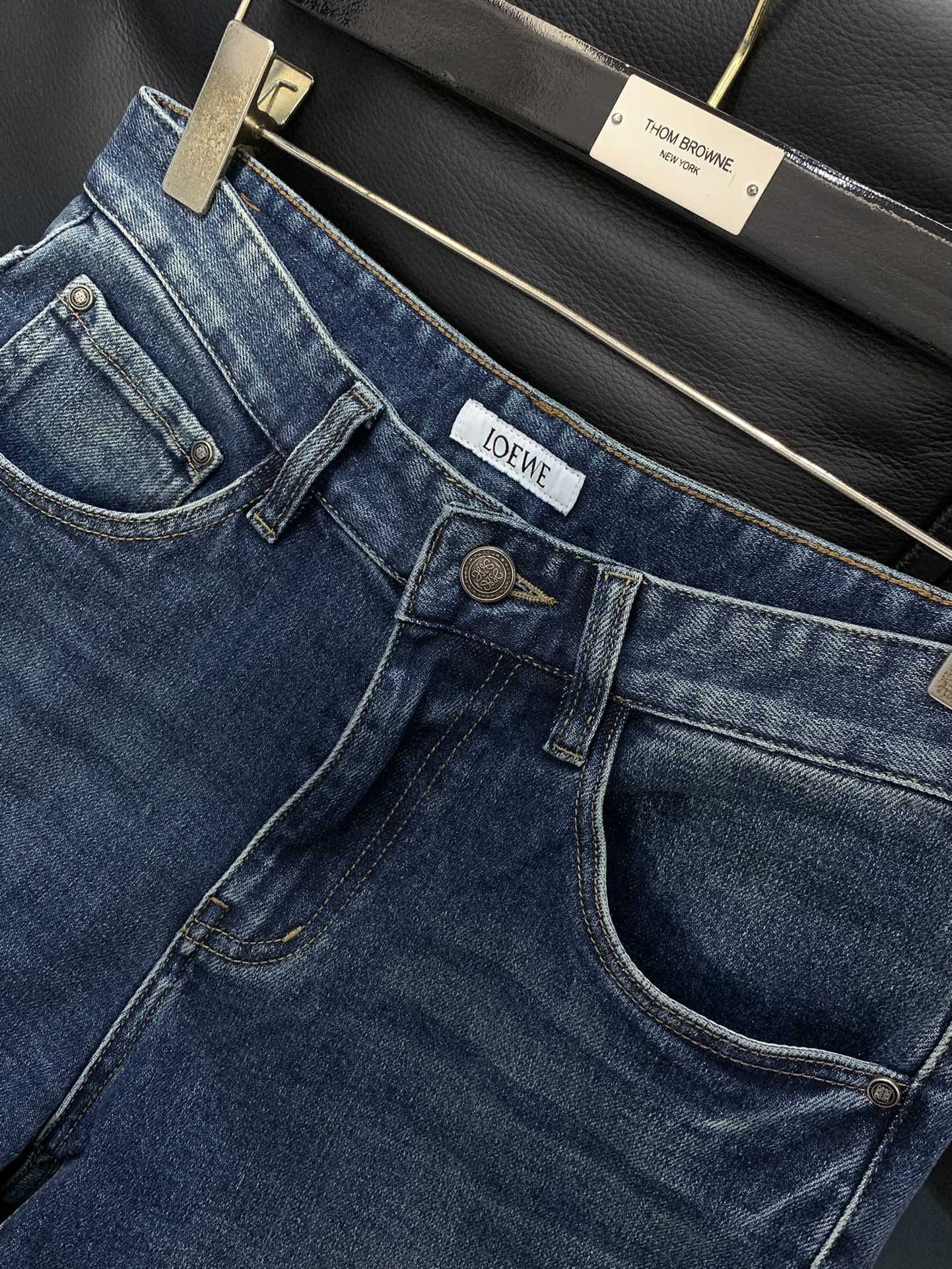 “Loewe P540 Autumn 2025 Collection: Unique Water-Washed Jeans with Alphabets Logo and Hardware Decorations” - 图片 3