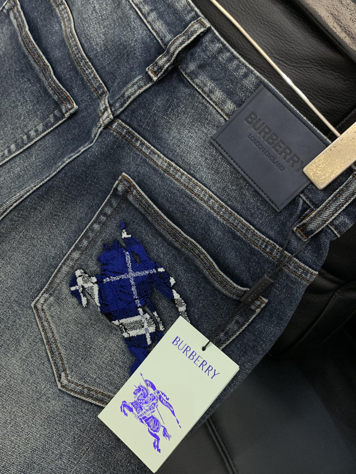 Title: Burberry Barbori Jeans Autumn 2025 Collection Overview Summary: P540 Burberry Barbori jeans, one-size-fits-all, custom water-washing, unique design, - 图片 7