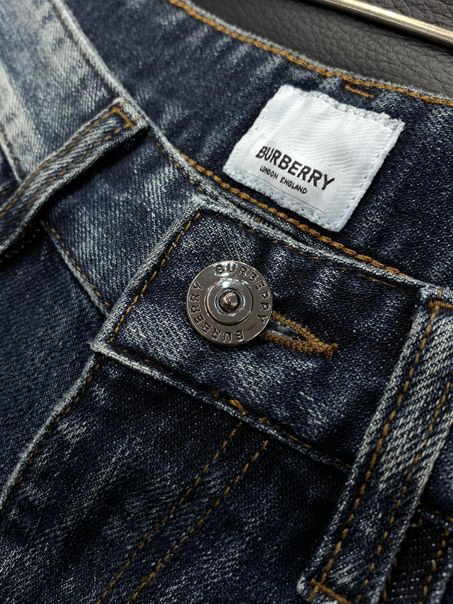 Title: Burberry Barbori Jeans Autumn 2025 Collection Overview Summary: P540 Burberry Barbori jeans, one-size-fits-all, custom water-washing, unique design, - 图片 5
