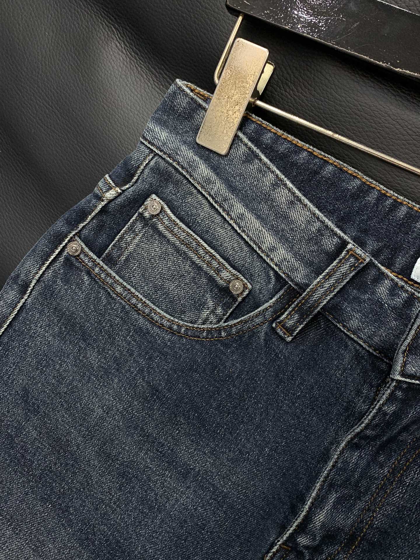 Title: Burberry Barbori Jeans Autumn 2025 Collection Overview Summary: P540 Burberry Barbori jeans, one-size-fits-all, custom water-washing, unique design, - 图片 4