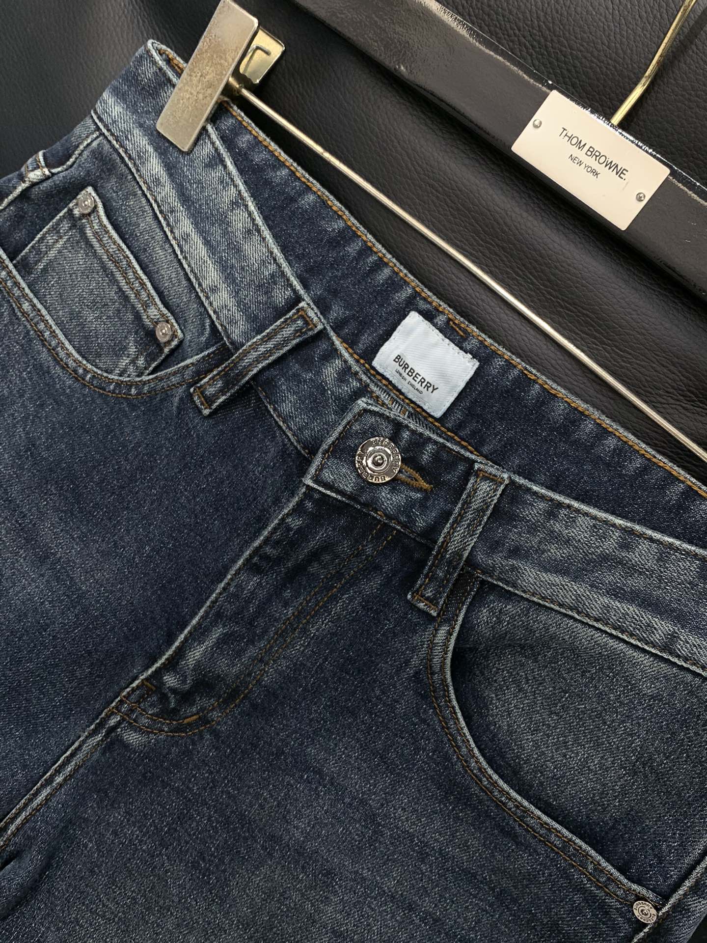 Title: Burberry Barbori Jeans Autumn 2025 Collection Overview Summary: P540 Burberry Barbori jeans, one-size-fits-all, custom water-washing, unique design, - 图片 3