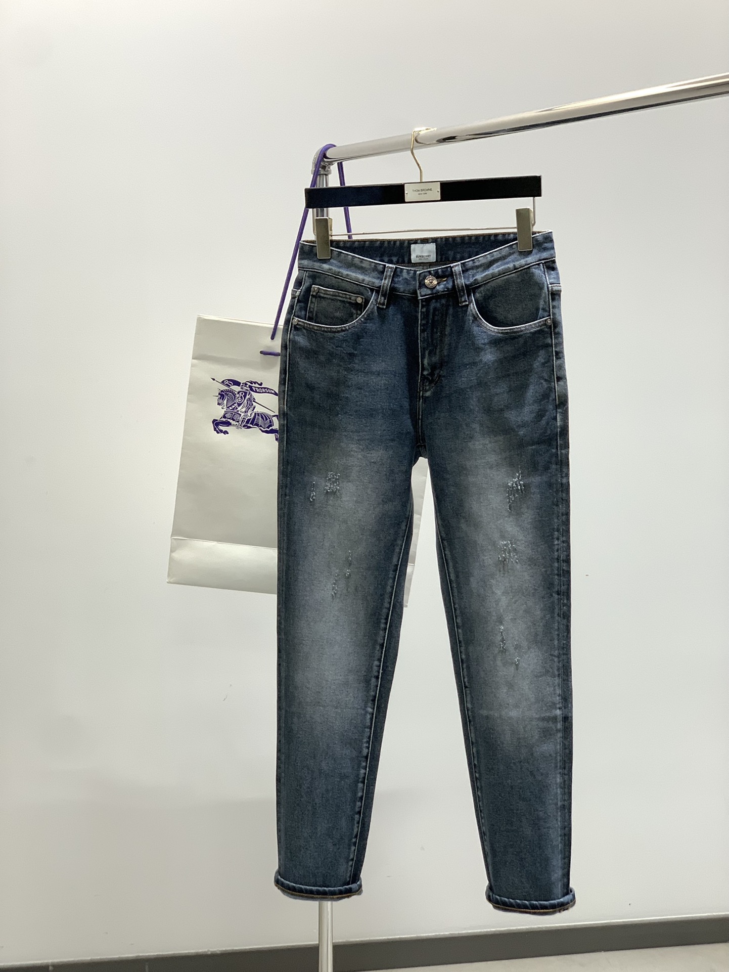 Title: Burberry Barbori Jeans Autumn 2025 Collection Overview Summary: P540 Burberry Barbori jeans, one-size-fits-all, custom water-washing, unique design, - 图片 1