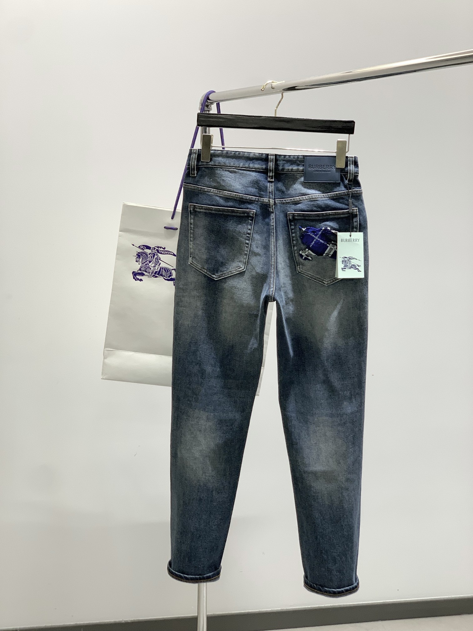 Title: Burberry Barbori Jeans Autumn 2025 Collection Overview Summary: P540 Burberry Barbori jeans, one-size-fits-all, custom water-washing, unique design, - 图片 2