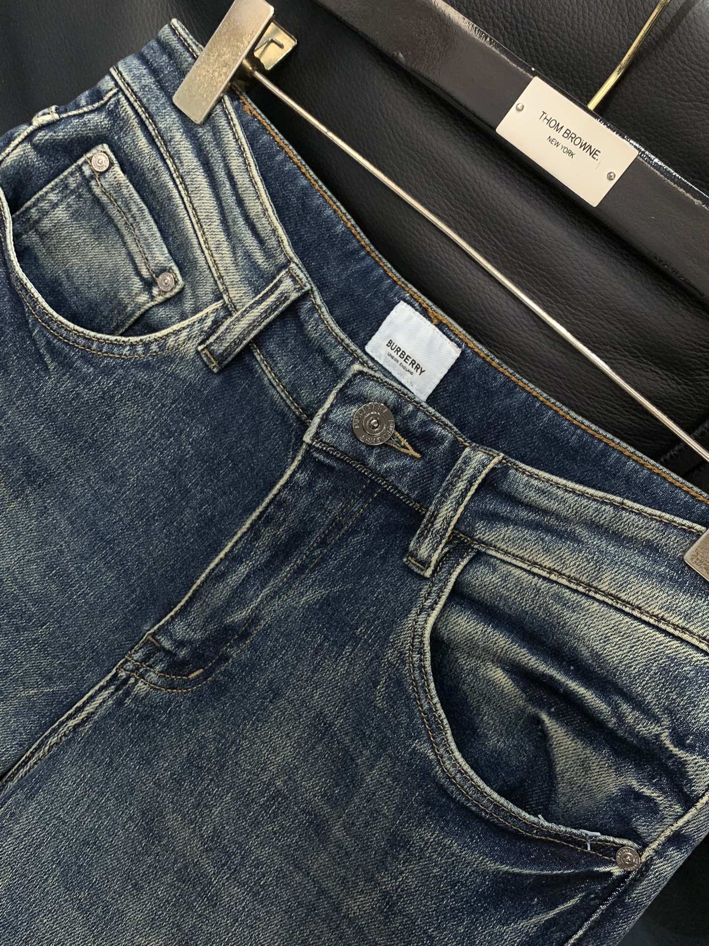 Title: P540 Burberry Barbori Jeans 2025 Collection Overview Summary: New one-size-fits-all jeans with unique designs, top-quality materials, and luxurious craftsmanship, available in recommended - 图片 3