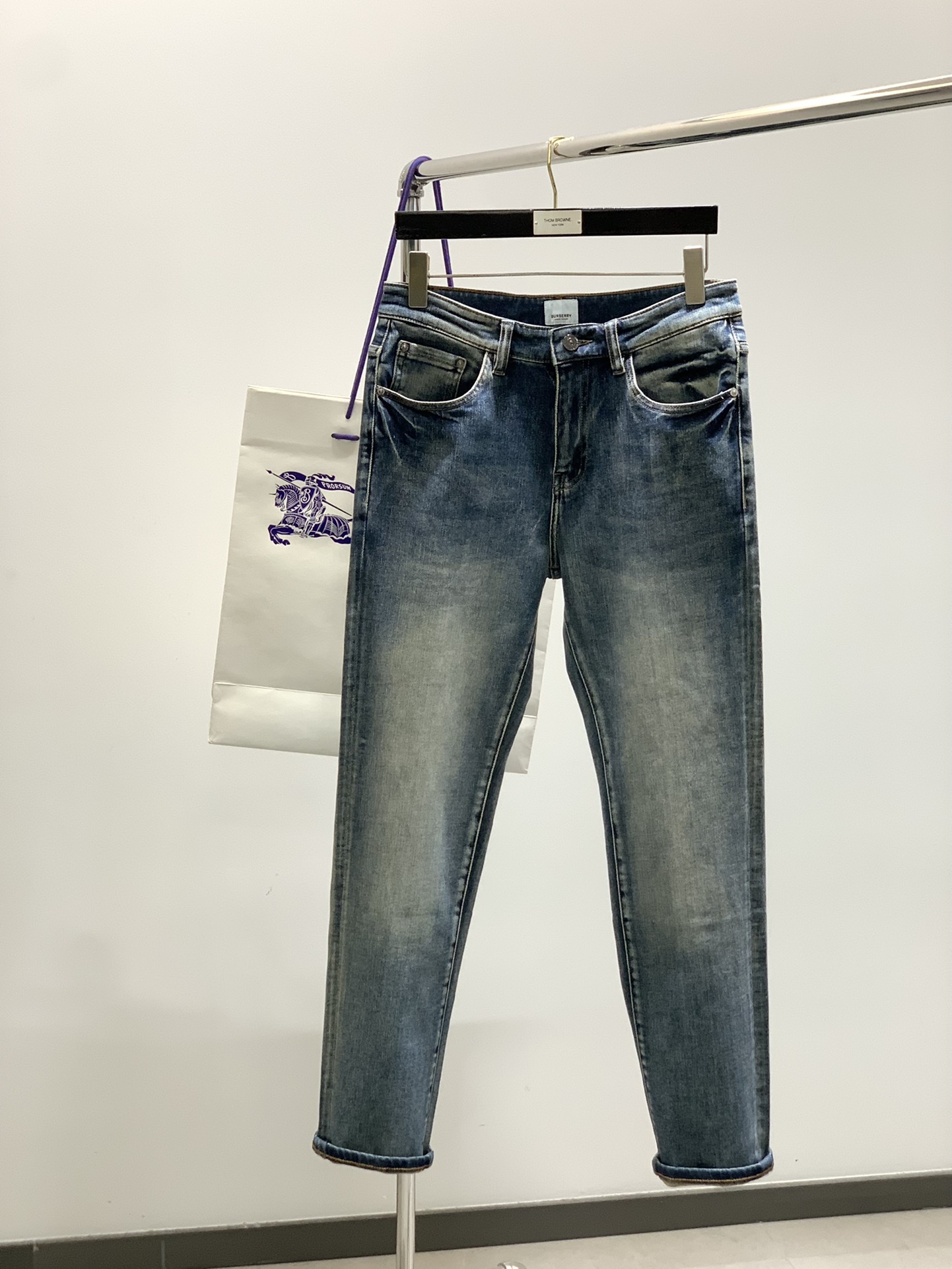 Title: P540 Burberry Barbori Jeans 2025 Collection Overview Summary: New one-size-fits-all jeans with unique designs, top-quality materials, and luxurious craftsmanship, available in recommended - 图片 1