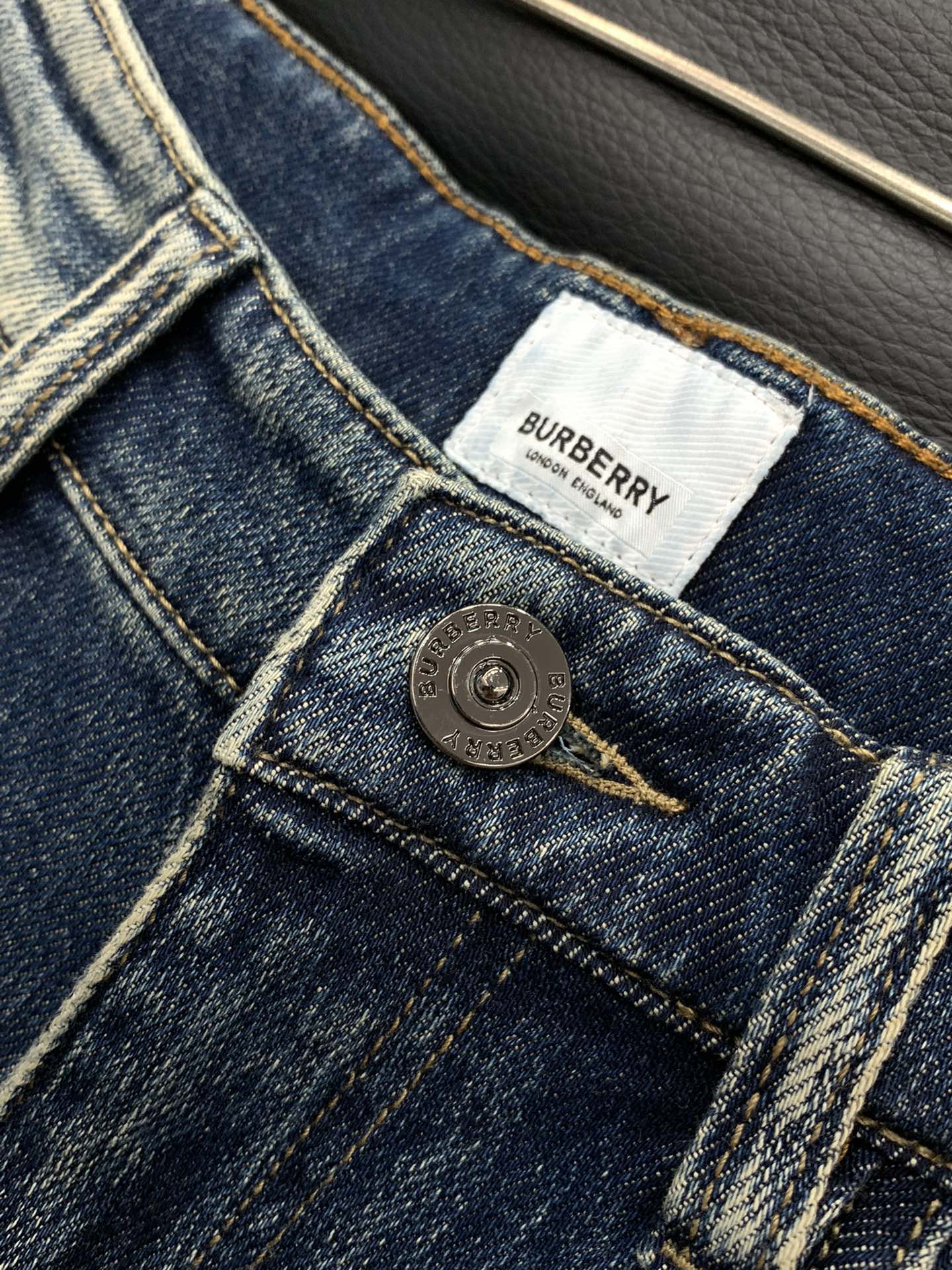 Title: P540 Burberry Barbori Jeans 2025 Collection Overview Summary: New one-size-fits-all jeans with unique designs, top-quality materials, and luxurious craftsmanship, available in recommended - 图片 5