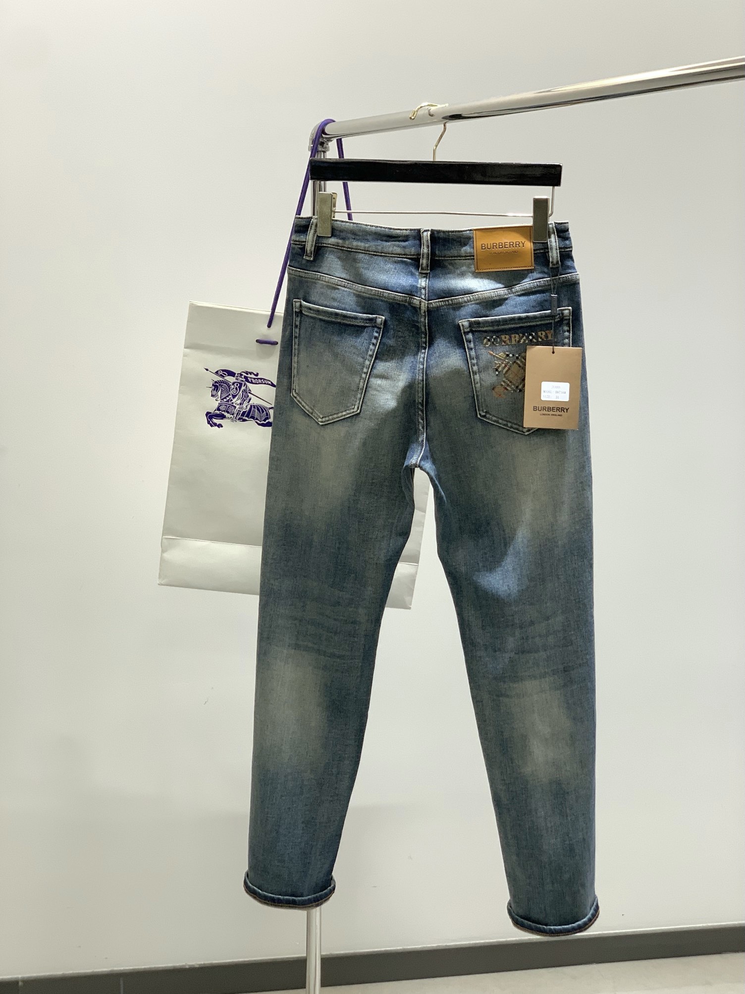 Title: P540 Burberry Barbori Jeans 2025 Collection Overview Summary: New one-size-fits-all jeans with unique designs, top-quality materials, and luxurious craftsmanship, available in recommended - 图片 2