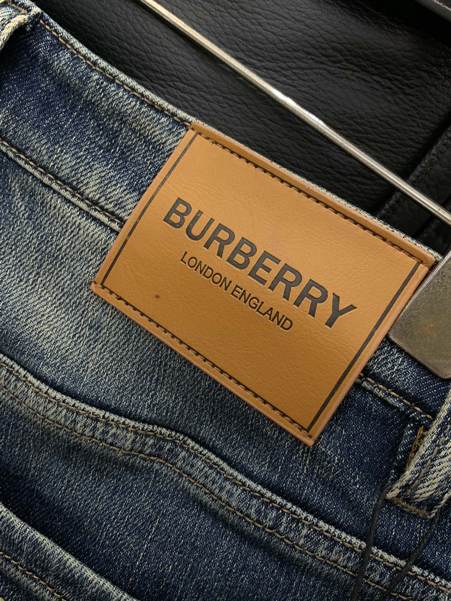 Title: P540 Burberry Barbori Jeans 2025 Collection Overview Summary: New one-size-fits-all jeans with unique designs, top-quality materials, and luxurious craftsmanship, available in recommended - 图片 8