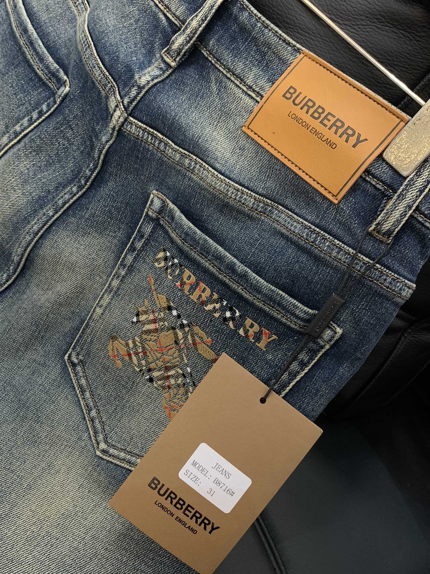 Title: P540 Burberry Barbori Jeans 2025 Collection Overview Summary: New one-size-fits-all jeans with unique designs, top-quality materials, and luxurious craftsmanship, available in recommended - 图片 7
