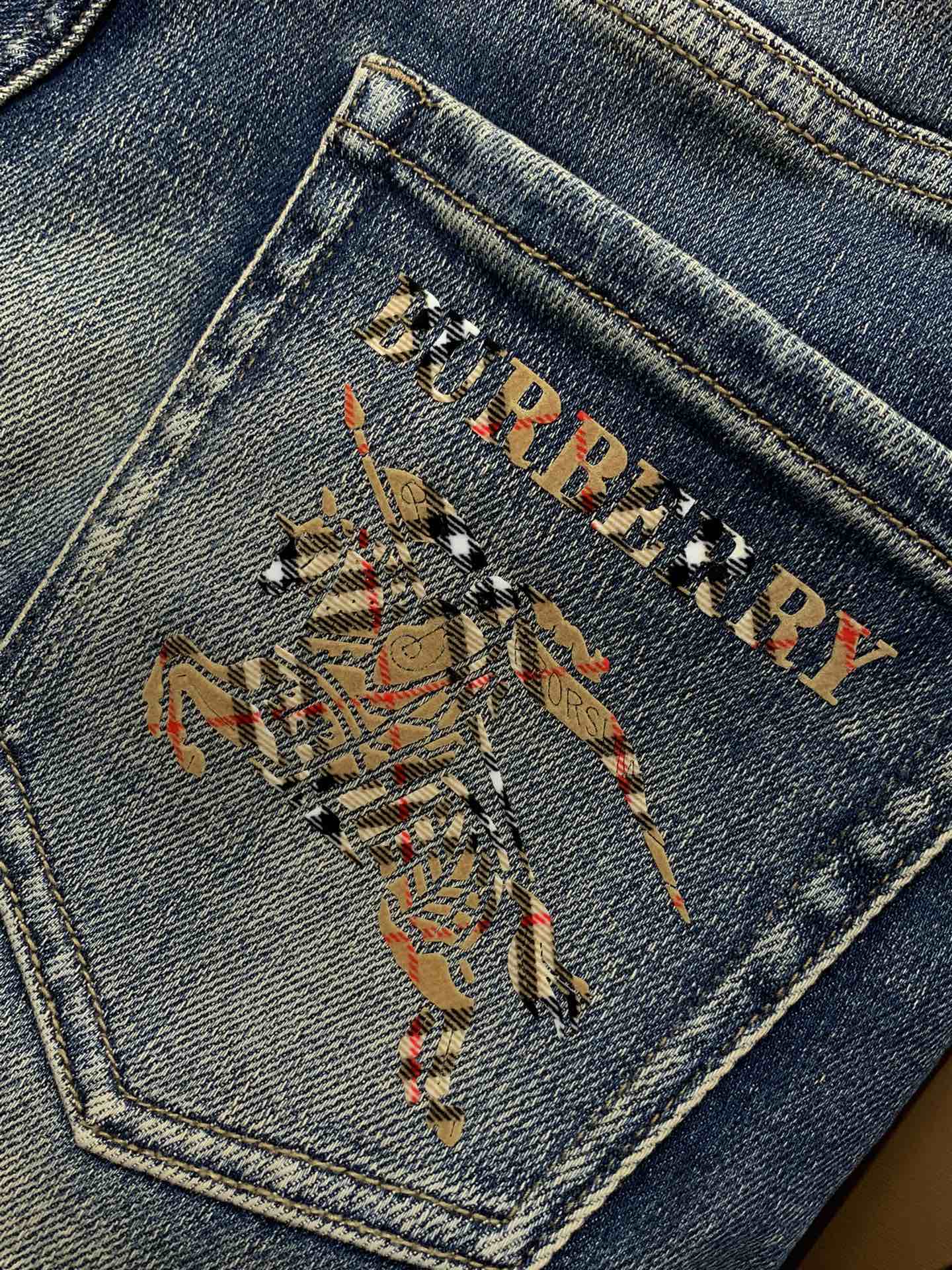 Title: P540 Burberry Barbori Jeans 2025 Collection Overview Summary: New one-size-fits-all jeans with unique designs, top-quality materials, and luxurious craftsmanship, available in recommended - 图片 9