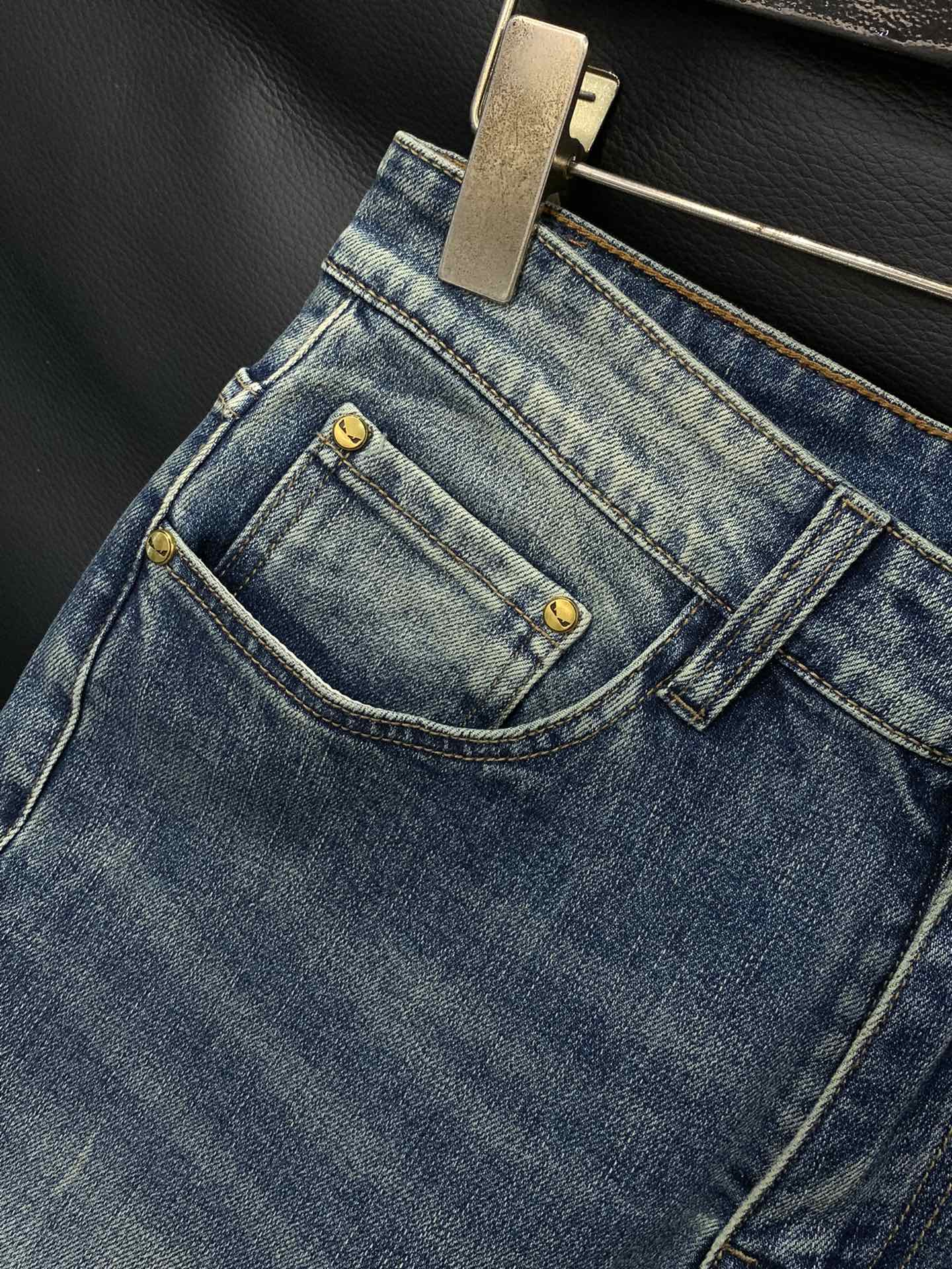 “Fendi Fendy Autumn 2025 Collection: Water-Cleaning Jeans with Original Fabrics and Stylish Design” - 图片 4