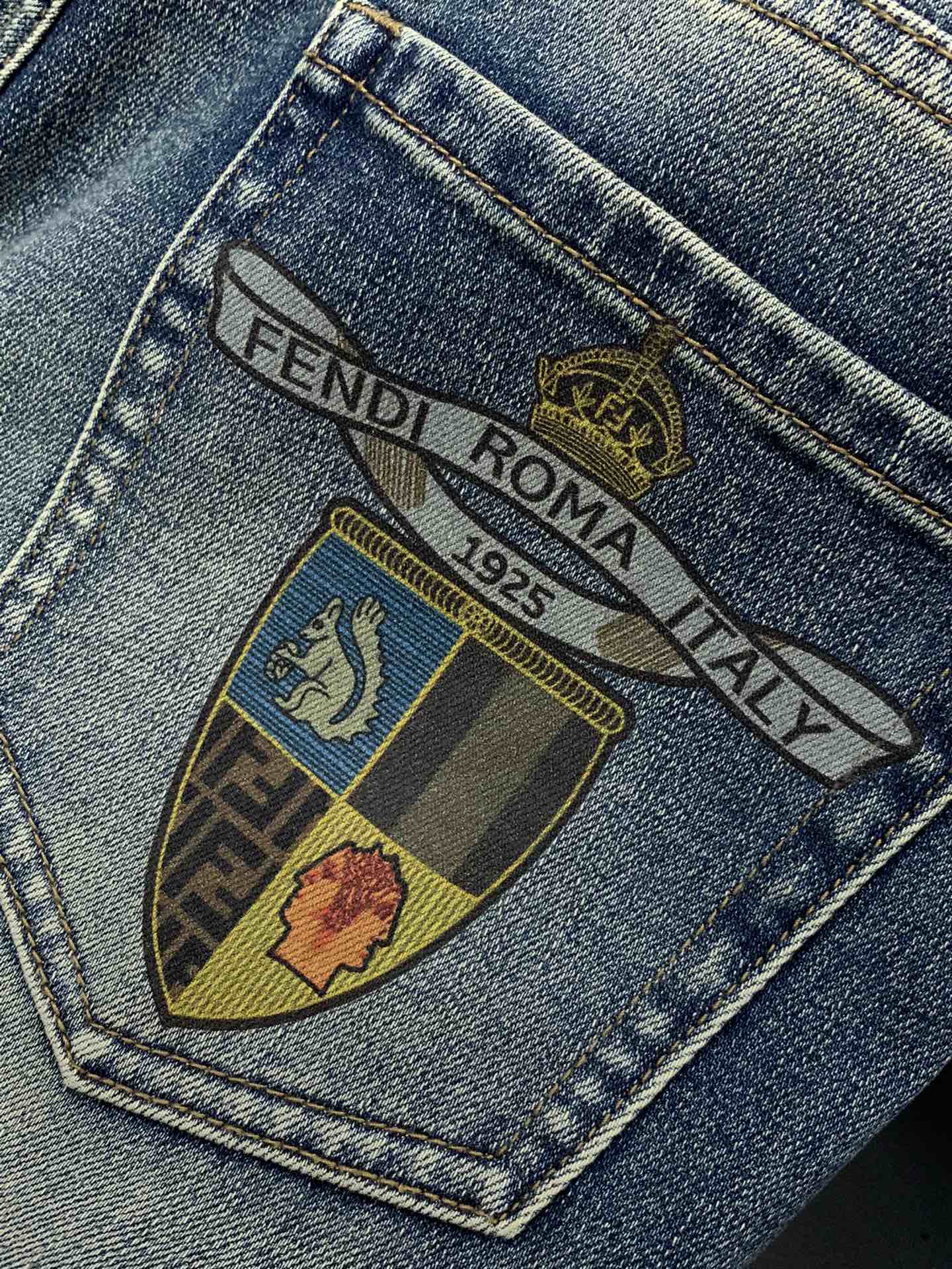 “Fendi Fendy Autumn 2025 Collection: Water-Cleaning Jeans with Original Fabrics and Stylish Design” - 图片 9