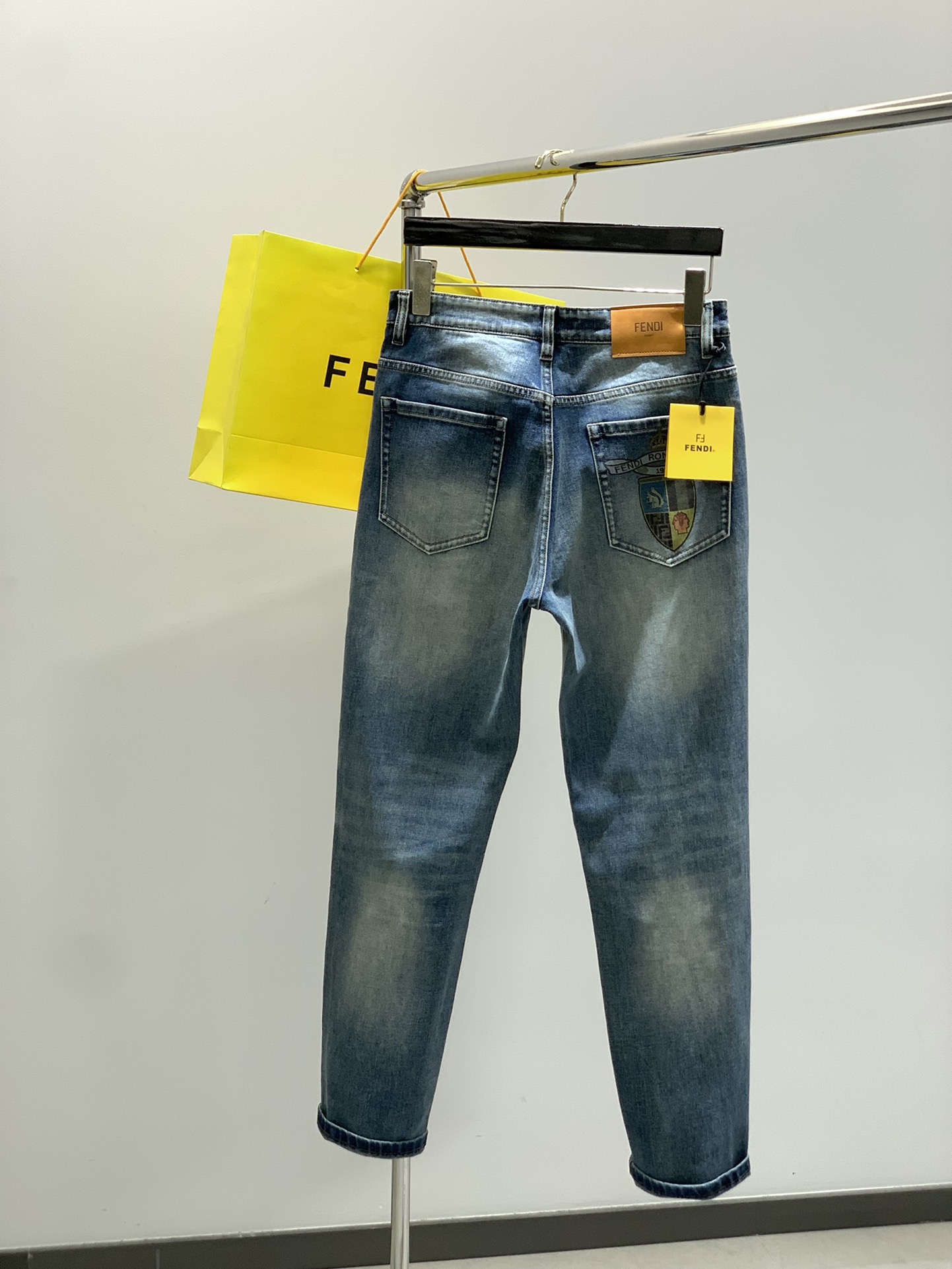 “Fendi Fendy Autumn 2025 Collection: Water-Cleaning Jeans with Original Fabrics and Stylish Design” - 图片 2