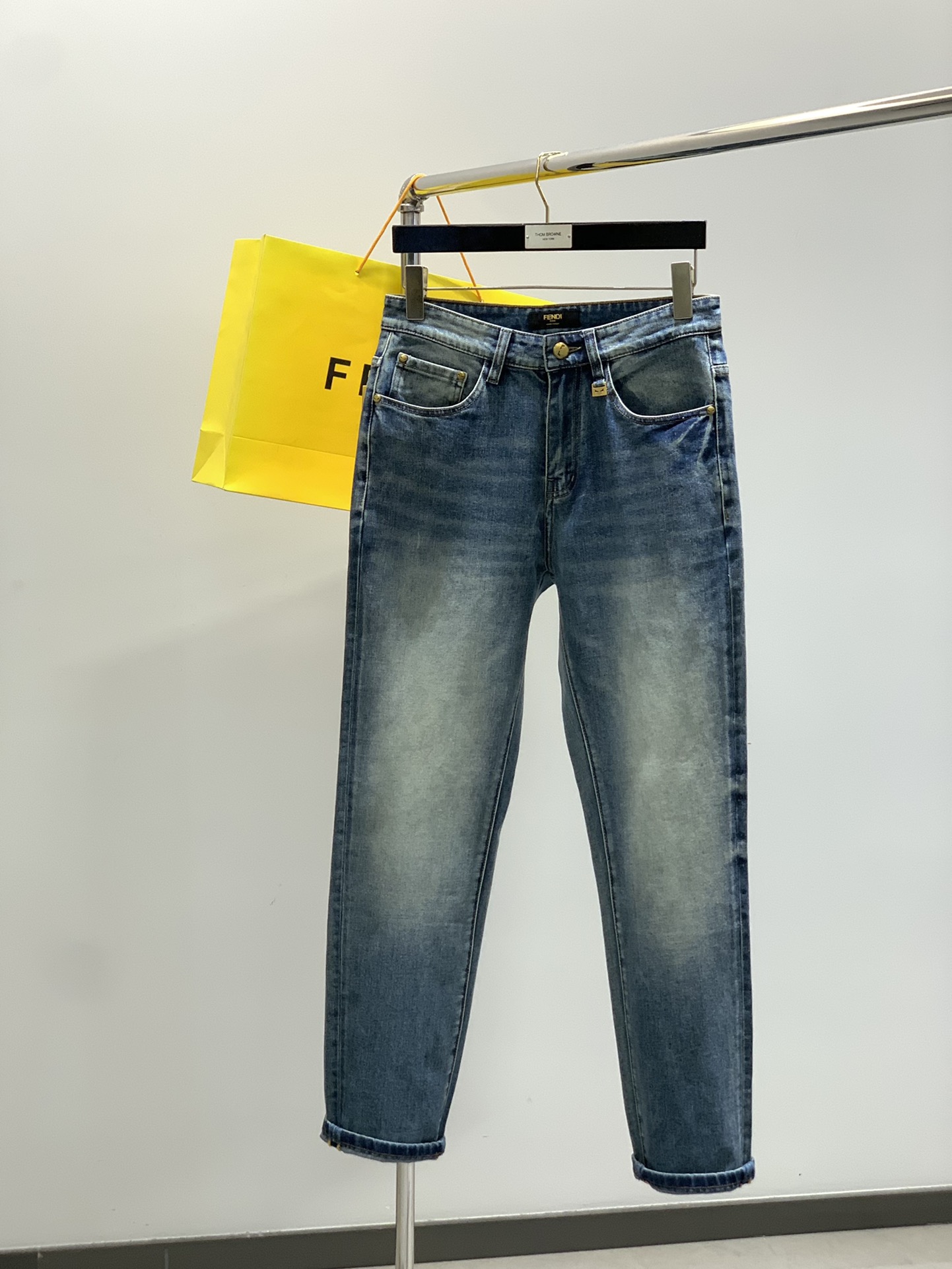“Fendi Fendy Autumn 2025 Collection: Water-Cleaning Jeans with Original Fabrics and Stylish Design” - 图片 1