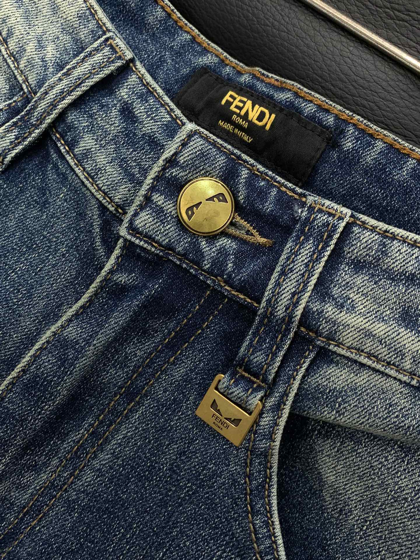 “Fendi Fendy Autumn 2025 Collection: Water-Cleaning Jeans with Original Fabrics and Stylish Design” - 图片 5