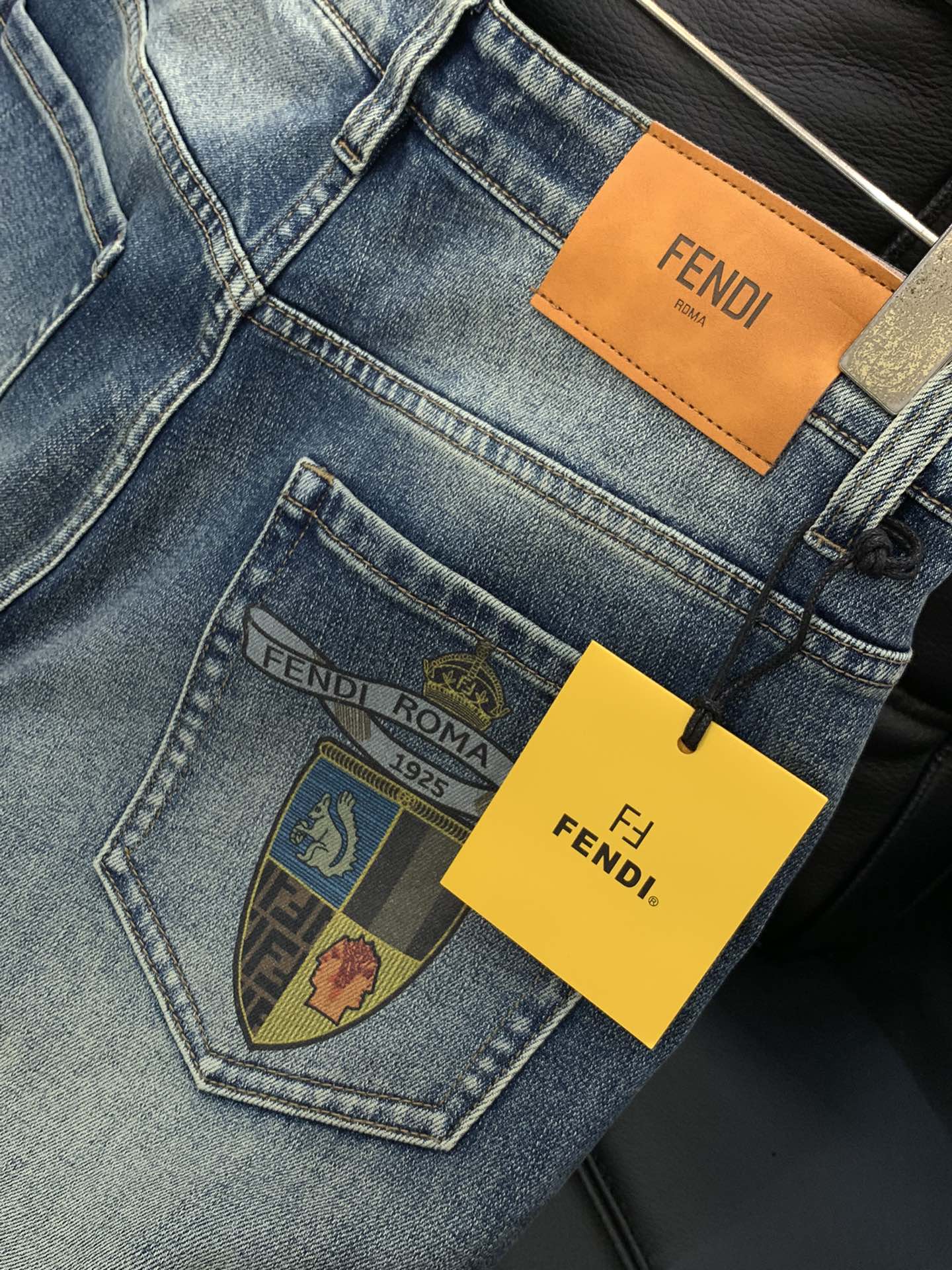 “Fendi Fendy Autumn 2025 Collection: Water-Cleaning Jeans with Original Fabrics and Stylish Design” - 图片 7