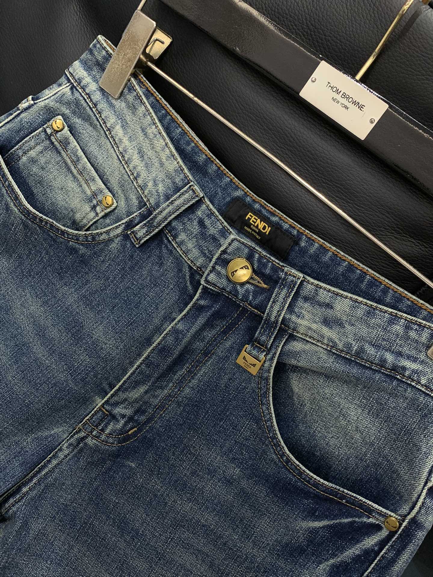“Fendi Fendy Autumn 2025 Collection: Water-Cleaning Jeans with Original Fabrics and Stylish Design” - 图片 3