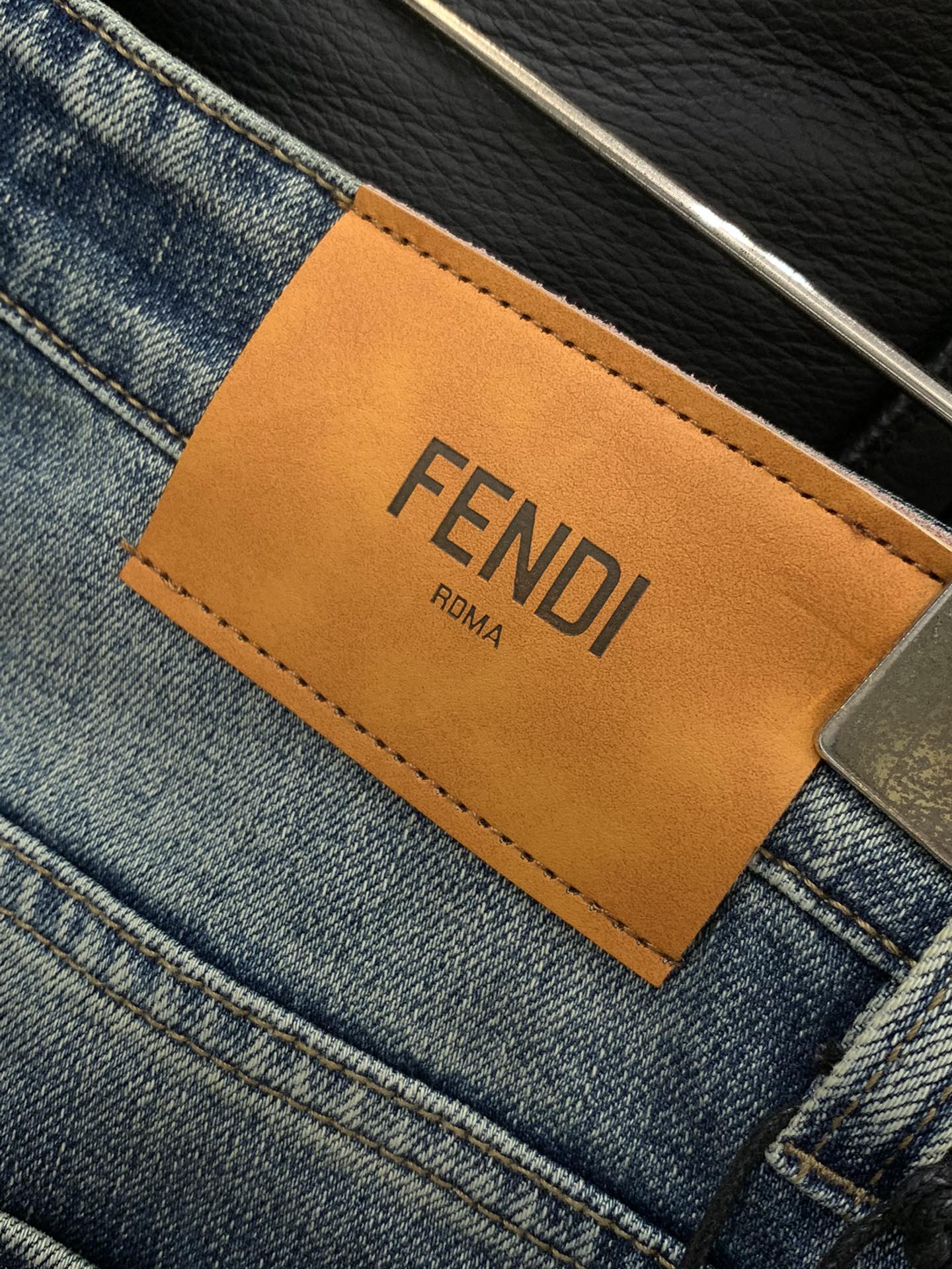 “Fendi Fendy Autumn 2025 Collection: Water-Cleaning Jeans with Original Fabrics and Stylish Design” - 图片 8