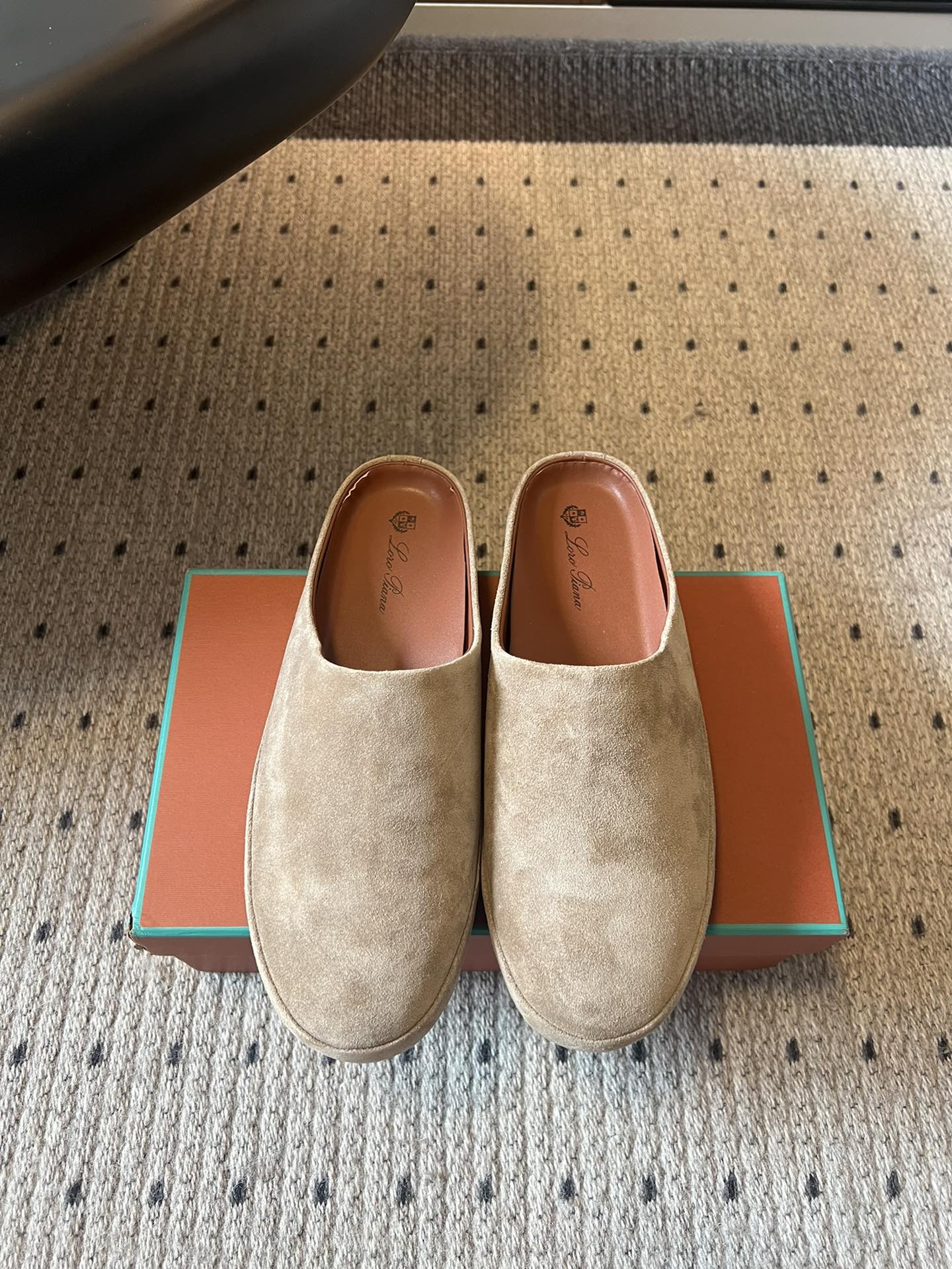 NO:492393,Purchase-level Dongguan production Loro Piana popular comfort half-pack slippers Italian top cashmere brand, low-key luxury soft, consistently simple design style, the more unintentional it, the more you want to think about it, fashionable, simple and versatile, the shoe shape is super charm, the soft and comfortable leather is extremely high Upper: Upgraded Italian original leather Full color international color card Substrate: Z open-grinding light-color rubber non-slip sole Size35-39 (40 41 42 customized 4.5 days custom-made without return) Standard women's style, semi-torque, loro piga, slippers19860909代购级莞产 Loro Piana爆款舒适包边半包拖鞋 意大利顶级羊绒品牌,低调奢华柔软一贯纯色简约的设计风格,越不经意才越有令人想要琢磨的味道,时尚简约百搭 鞋型韵味超赞,皮质柔软舒适度极高 鞋面:升级意大利原厂皮 全色国际色卡 底材:Z开磨浅色橡胶防滑大底 Size35-39（40 41 42定做4.5天定制不退换） 标配女款男款,半拖,loro piana,slippers,Women's Shoes