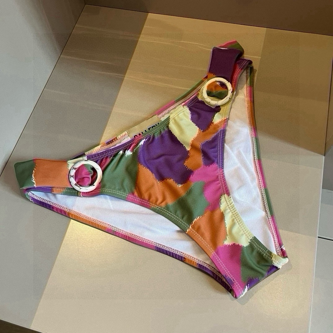 🆕
Dior迪奥比基尼👙❤️😍🥰适合多种场景的游泳衣🏊‍♀️海边 游泳池 温泉 水上乐园 漂流都可以😌内