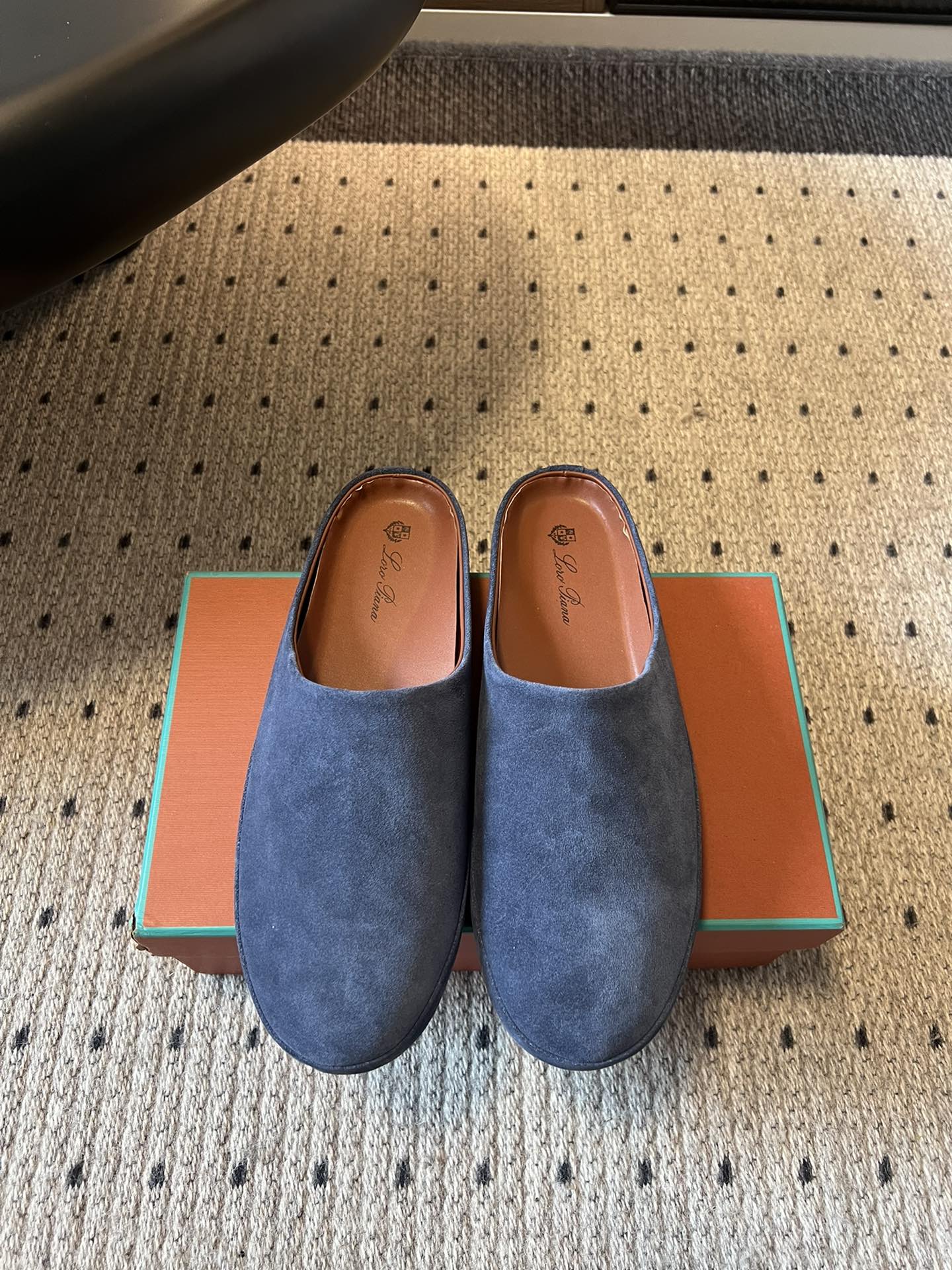 NO:492396,loro piano* 25ss new popular comfortable Birkenstock shoes Italian top cow velvet brand, low-key, luxurious, soft, consistently simple design style, the more unintentional it, the more you want to think about it, fashionable, simple and versatile shoe style is super charm, the soft and comfortable leather upper cow leather inner cowhide size Women's size 35-41 (40.41 custom-made non-return and exchange) Men's size 39-45 (45 custom-made non-return and exchange) Women's size men's size, semi-torque, loro piano, cowhide19860909loro pian* 25ss新款爆款舒适勃肯鞋 意大利顶级牛绒品牌,低调奢华柔软一贯纯色简约的设计风格,越不经意才越有令人想要琢磨的味道,时尚简约百搭鞋型韵味超赞,皮质柔软舒适度极高 鞋面牛反绒 内里牛皮 大底橡胶大底 size 女码35-41（40.41定制不退换）男码39-45（45定制不退换） 女码男码,半拖,loro piana,cowhide,Women's Shoes