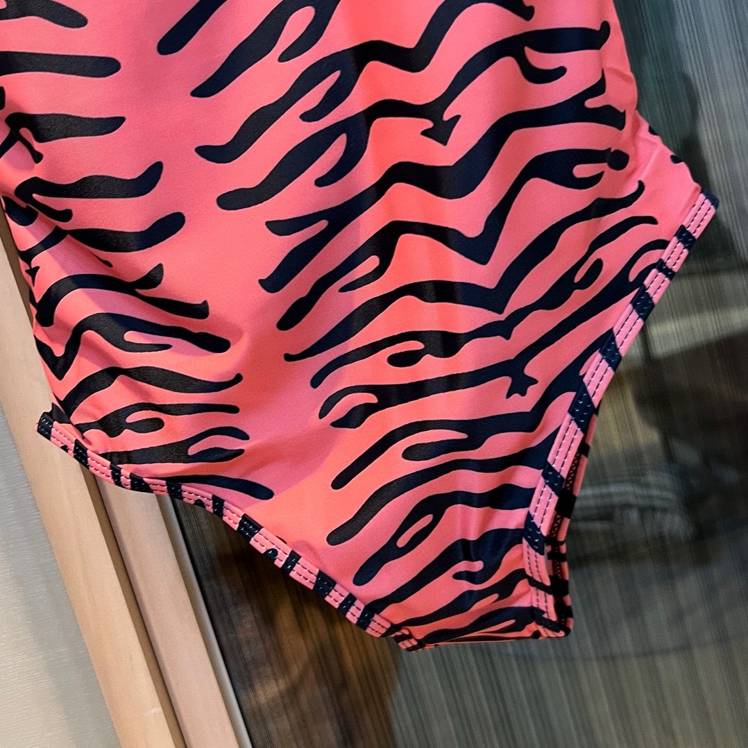 🆕

FD芬迪连体泳衣👙❤️😍🥰适合多种场景的游泳衣🏊‍♀️海边 游泳池 温泉 水上乐园 漂流都可以😌内