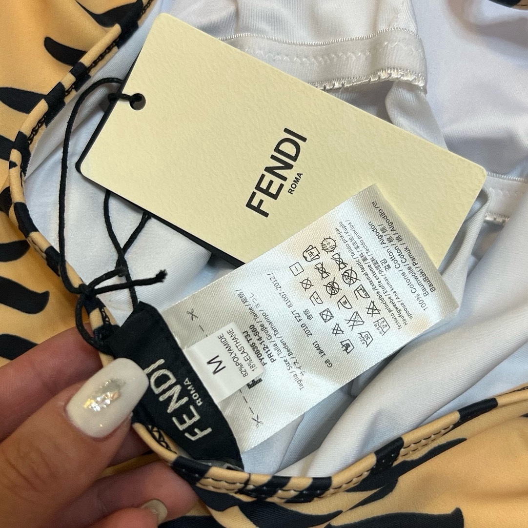 🆕
FD芬迪连体泳衣👙❤️😍🥰适合多种场景的游泳衣🏊‍♀️海边 游泳池 温泉 水上乐园 漂流都可以😌内搭