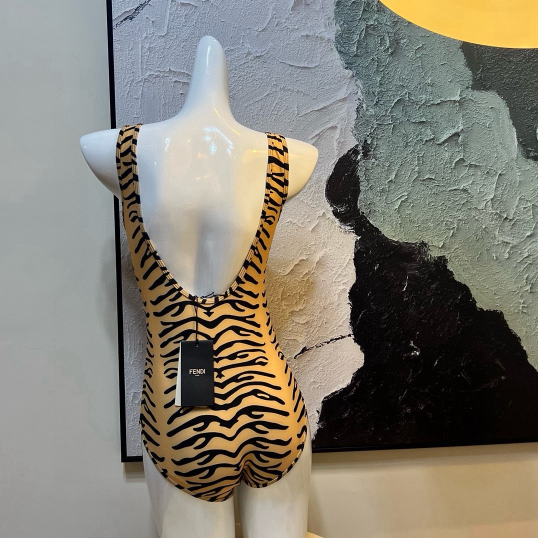 🆕
FD芬迪连体泳衣👙❤️😍🥰适合多种场景的游泳衣🏊‍♀️海边 游泳池 温泉 水上乐园 漂流都可以😌内搭