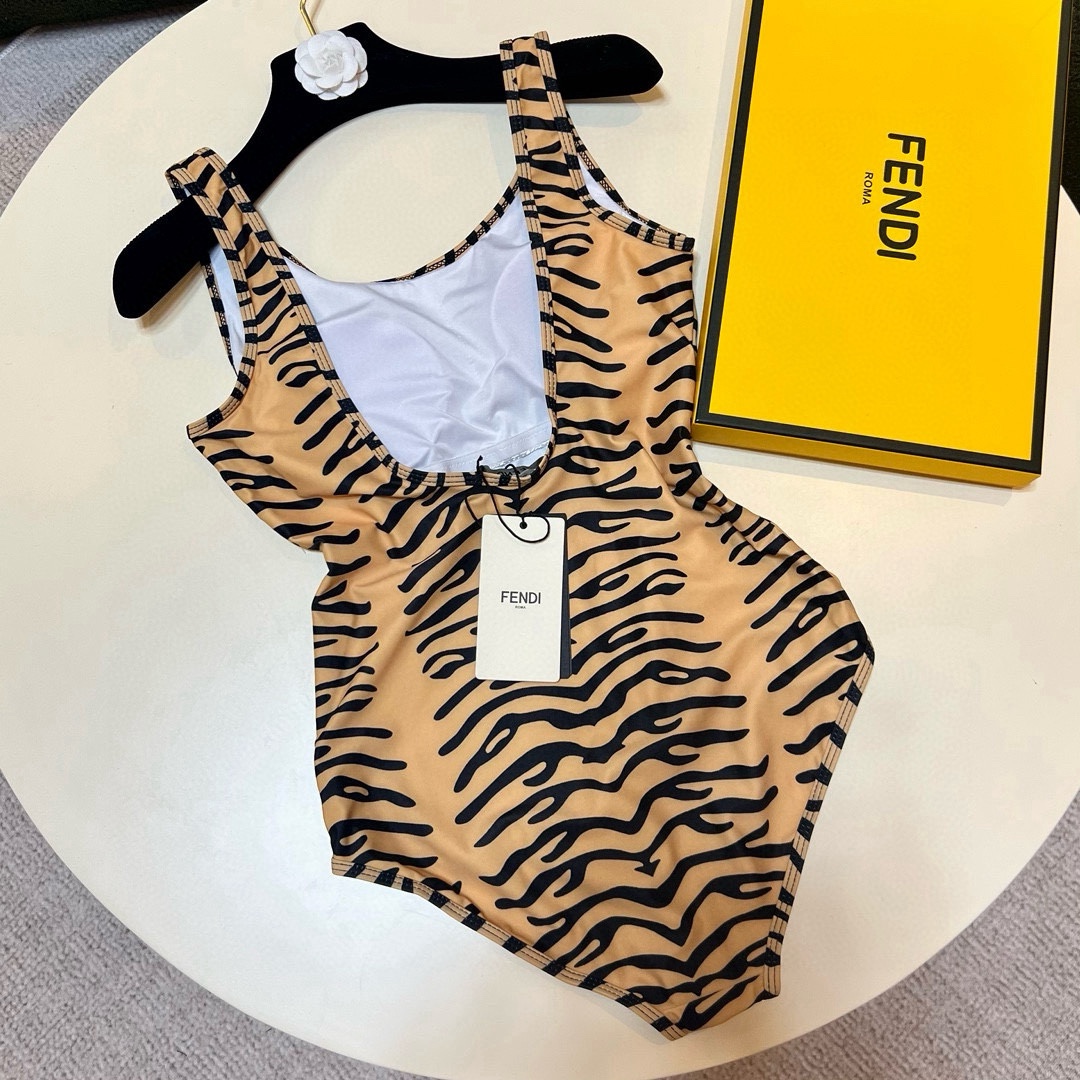 🆕
FD芬迪连体泳衣👙❤️😍🥰适合多种场景的游泳衣🏊‍♀️海边 游泳池 温泉 水上乐园 漂流都可以😌内搭