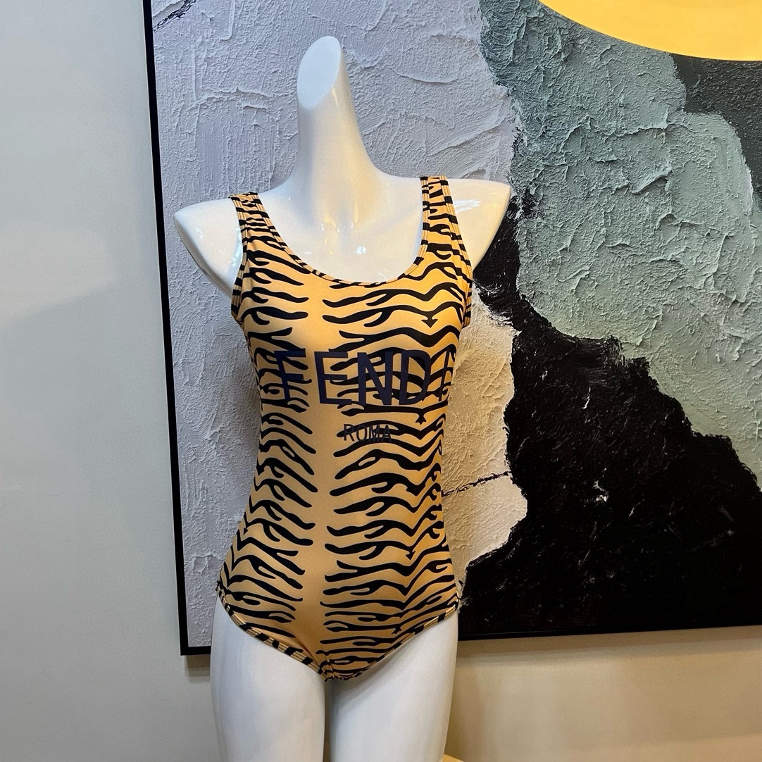 🆕
FD芬迪连体泳衣👙❤️😍🥰适合多种场景的游泳衣🏊‍♀️海边 游泳池 温泉 水上乐园 漂流都可以😌内搭