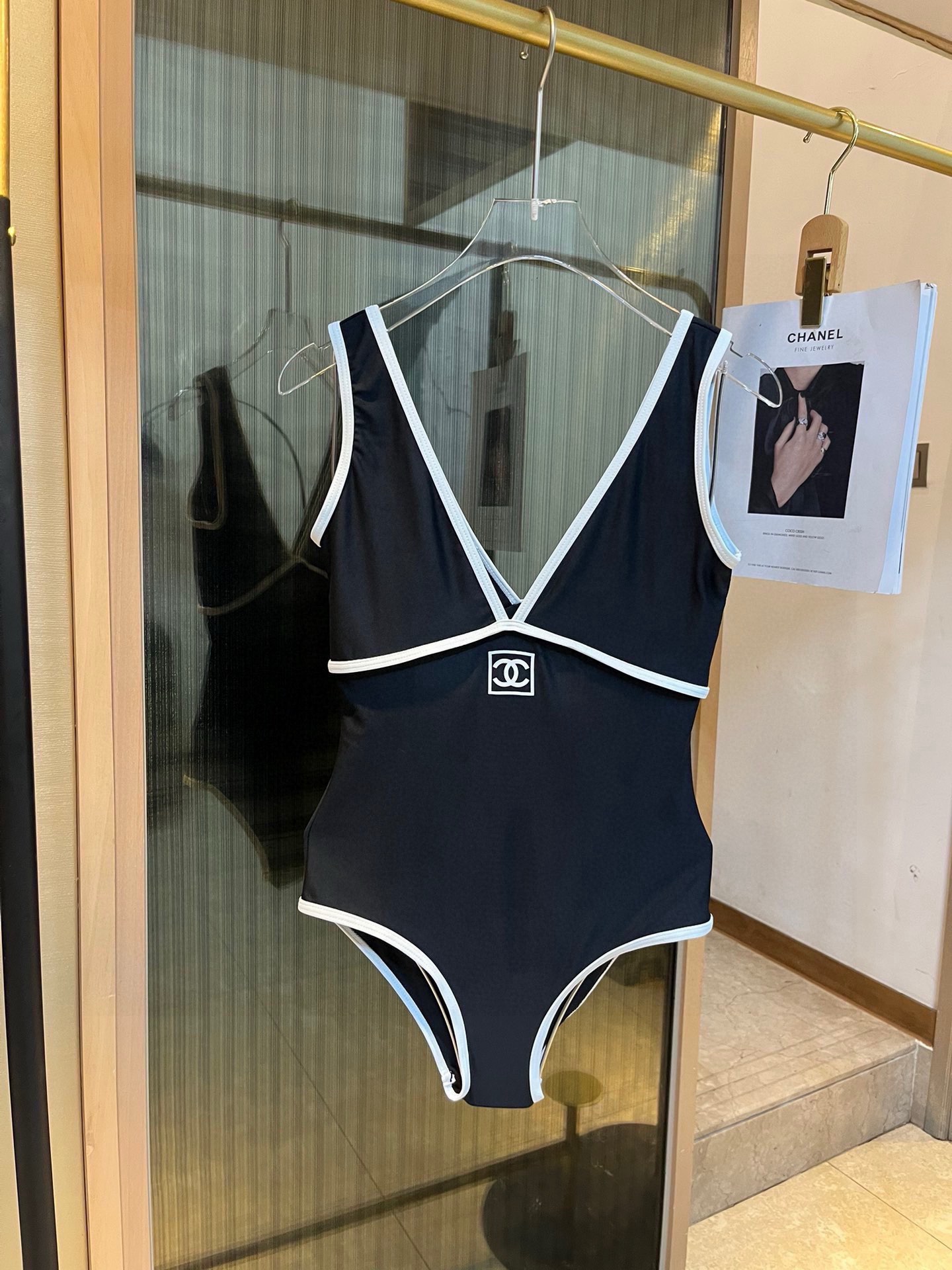 。
FD芬迪连体泳衣👙❤️😍🥰适合多种场景的游泳衣🏊‍♀️海边 游泳池 温泉 水上乐园 漂流都可以😌内搭