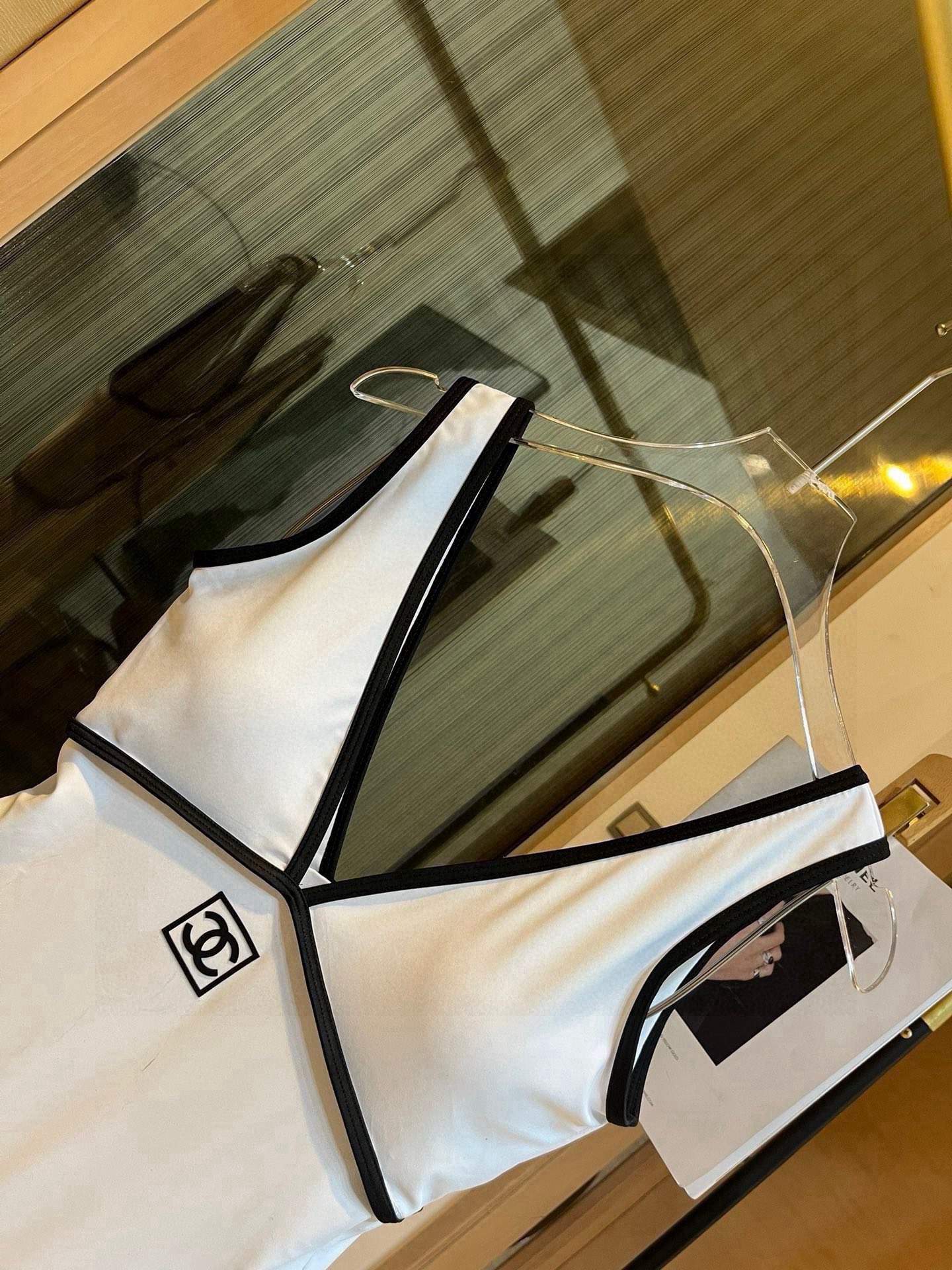 。
Chanel香奈儿连体泳衣👙❤️😍🥰适合多种场景的游泳衣🏊‍♀️海边 游泳池 温泉 水上乐园 漂流都