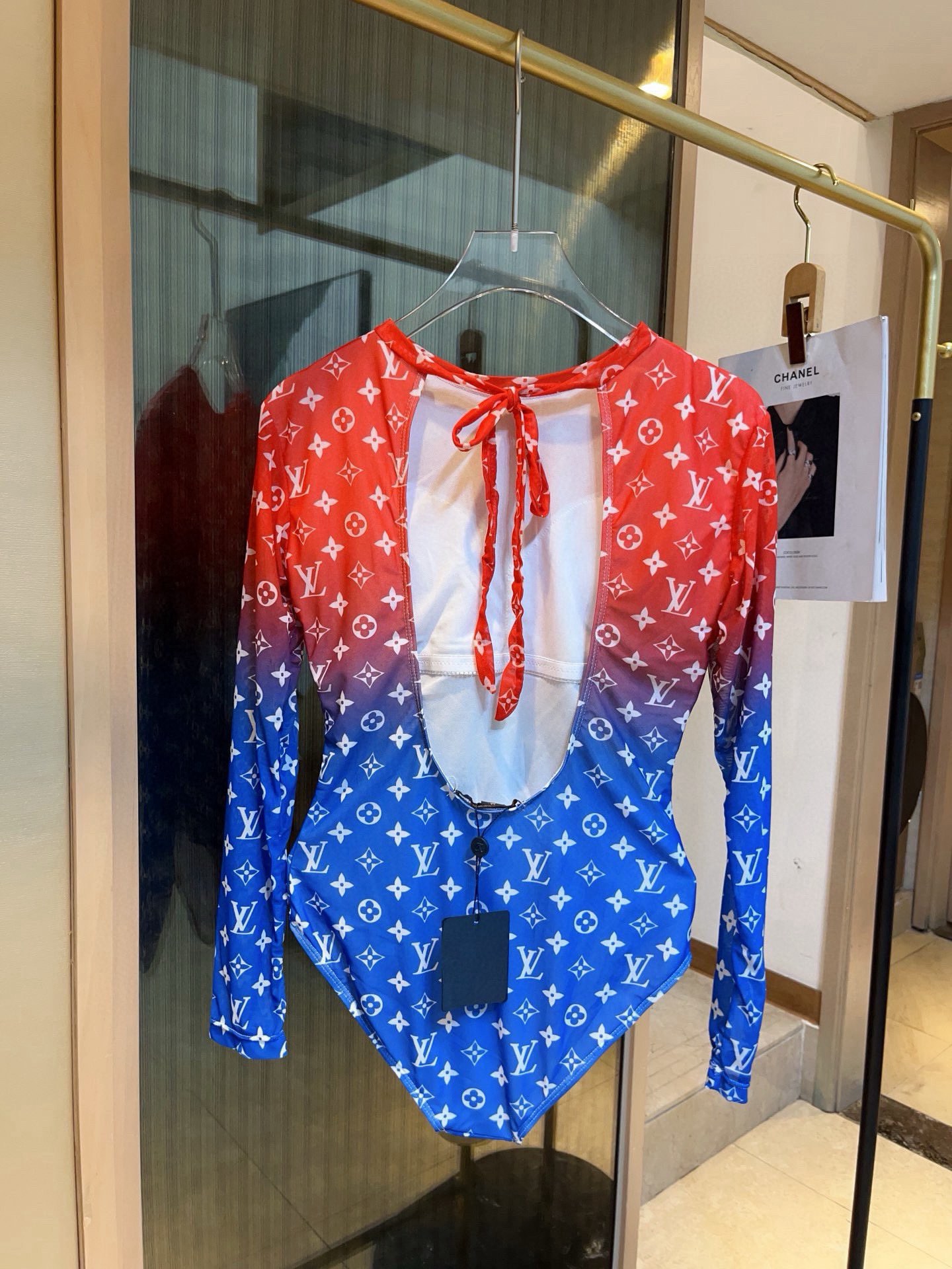 🆕
Chanel香奈儿新款连体泳衣  😍🥰适合多种场景的游泳衣🏊‍♀️海边 游泳池 温泉 水上乐园 漂流