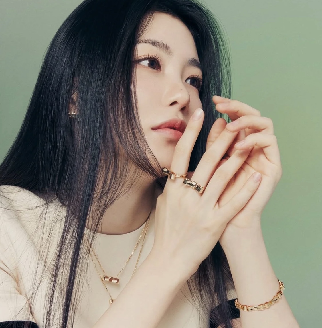 “Korean-Style Gold Butterfly Necklace with Prada-Inspired Design, Brass Material, 5.9g, 2.47cm x 0.7cm” - 图片 2