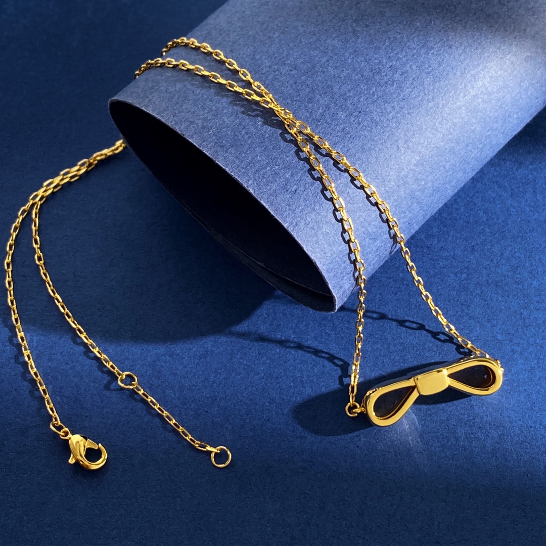 “Korean-Style Gold Butterfly Necklace with Prada-Inspired Design, Brass Material, 5.9g, 2.47cm x 0.7cm” - 图片 9