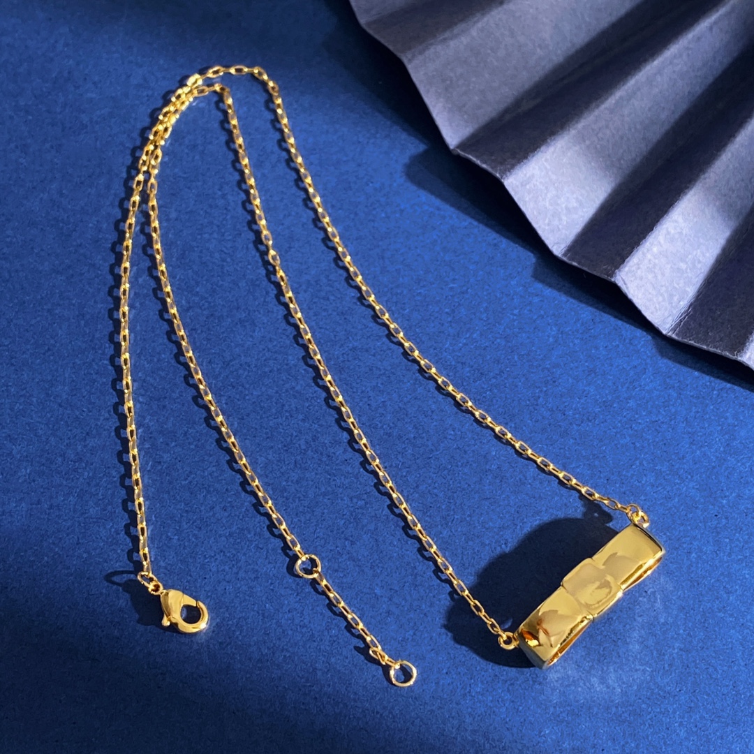 “Korean-Style Gold Butterfly Necklace with Prada-Inspired Design, Brass Material, 5.9g, 2.47cm x 0.7cm” - 图片 8
